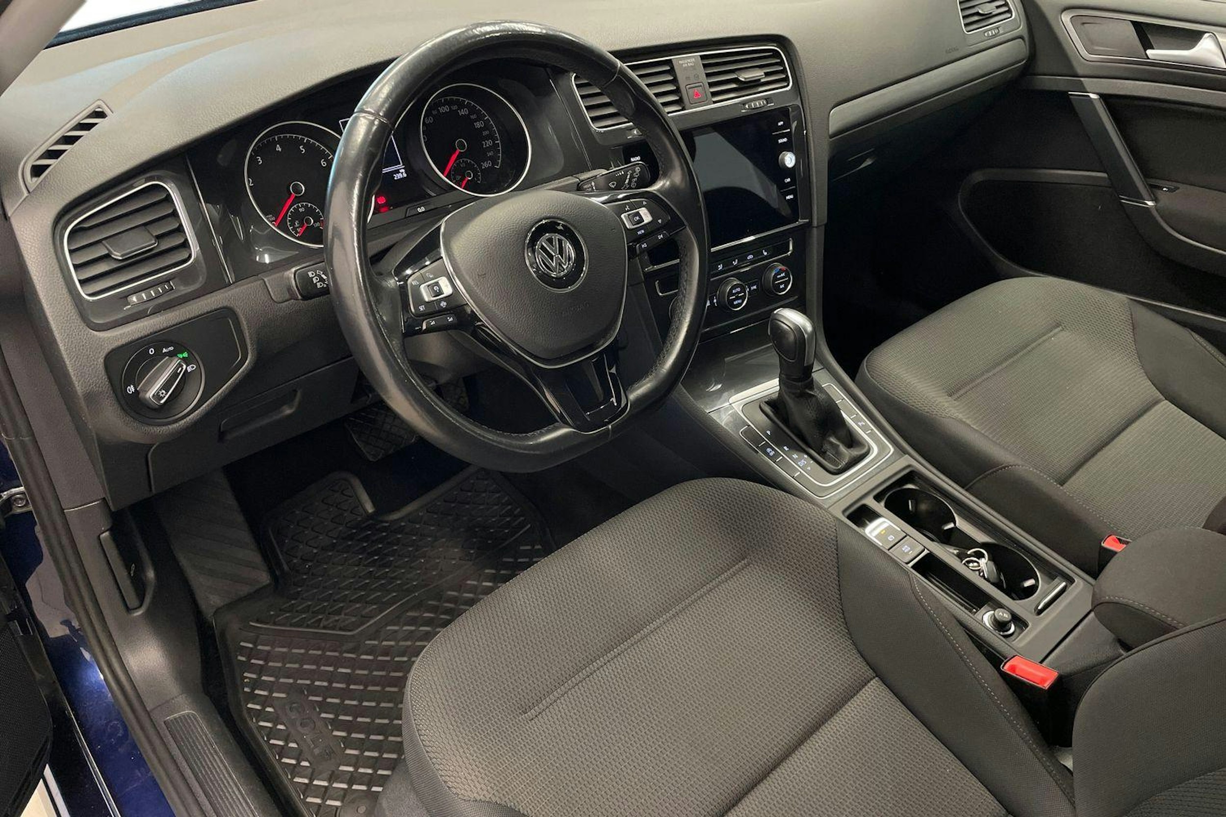 sininen Volkswagen Golf 2020 kuva 6.