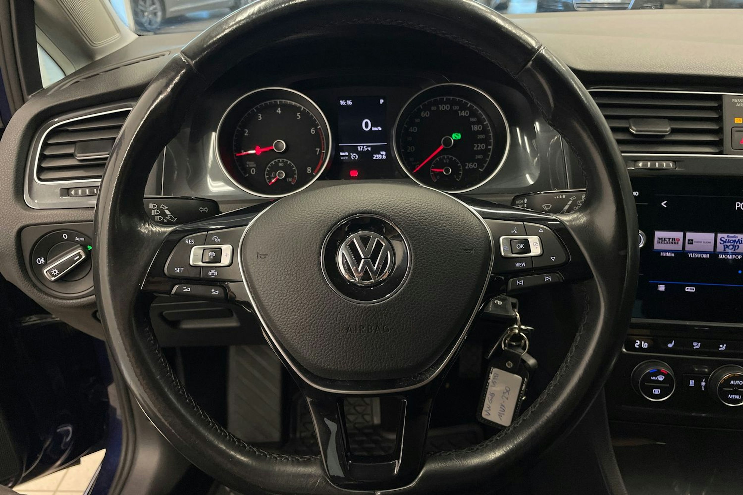 sininen Volkswagen Golf 2020 kuva 13.