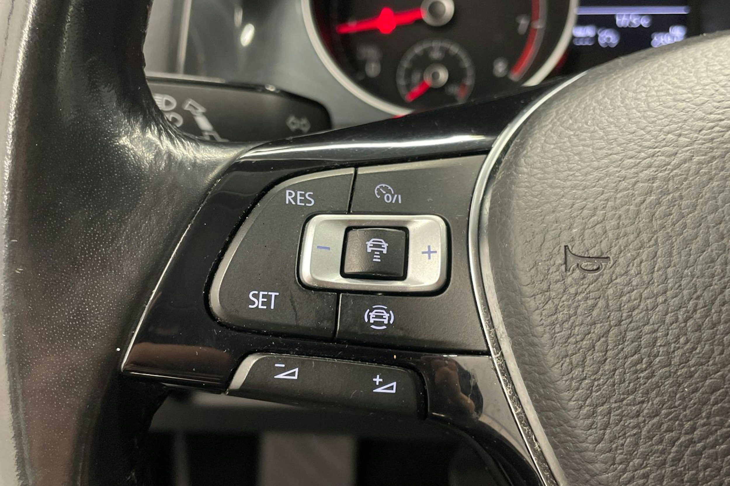 sininen Volkswagen Golf 2020 kuva 14.