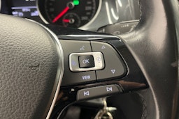 sininen Volkswagen Golf 2020 kuva 15.