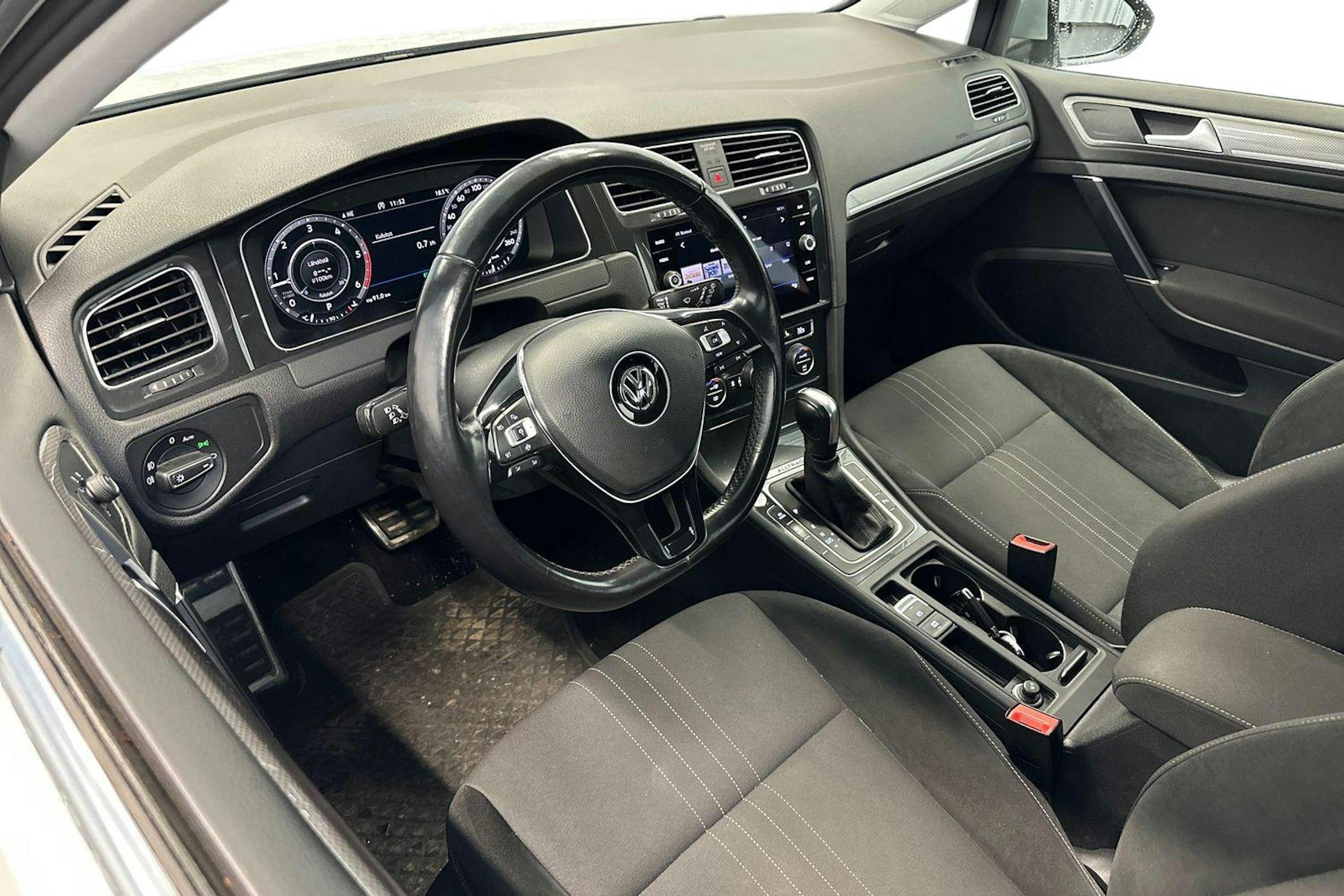 valkoinen Volkswagen Golf 2020 kuva 3.