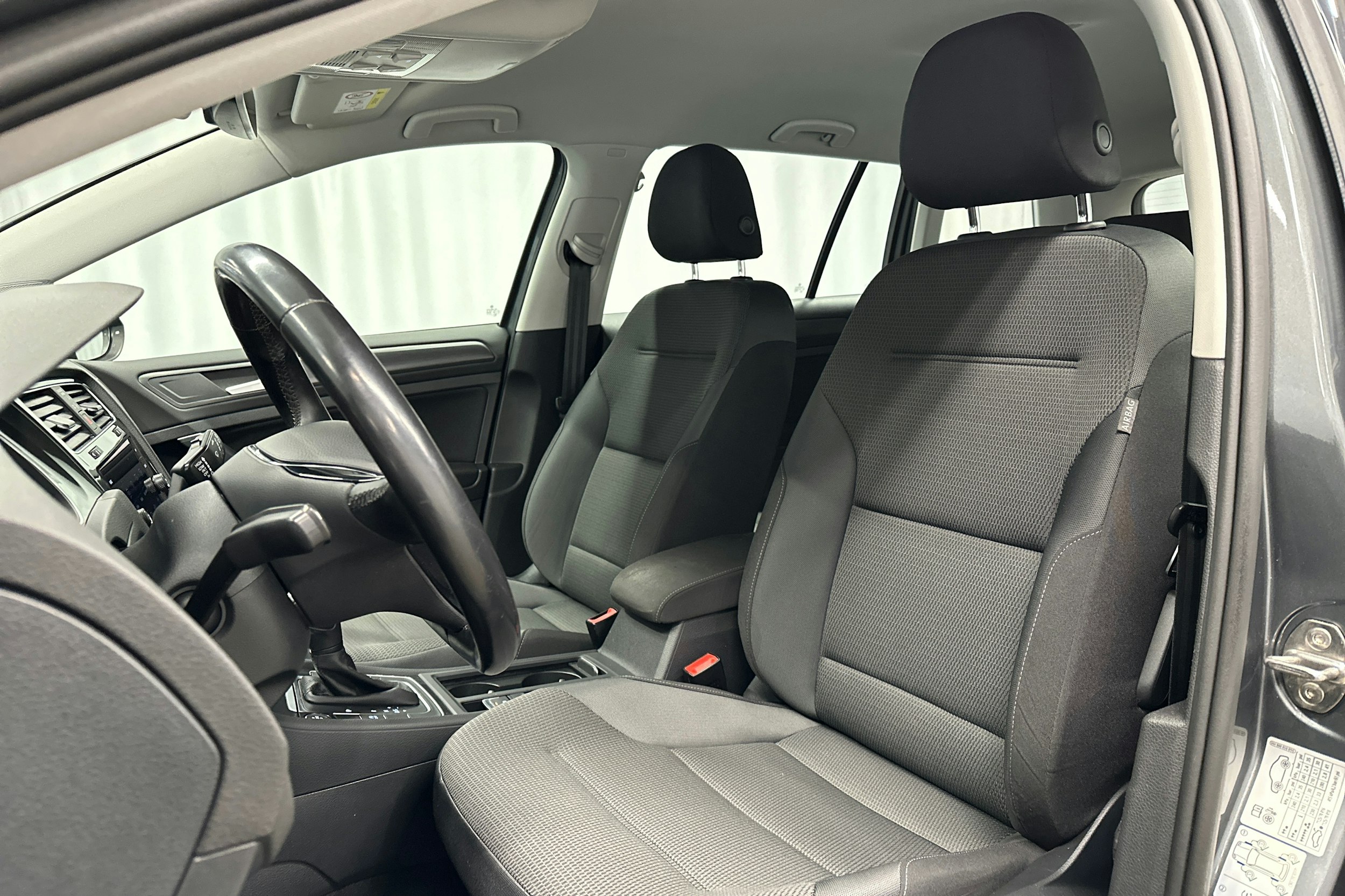 harmaa Volkswagen Golf 2020 kuva 24.