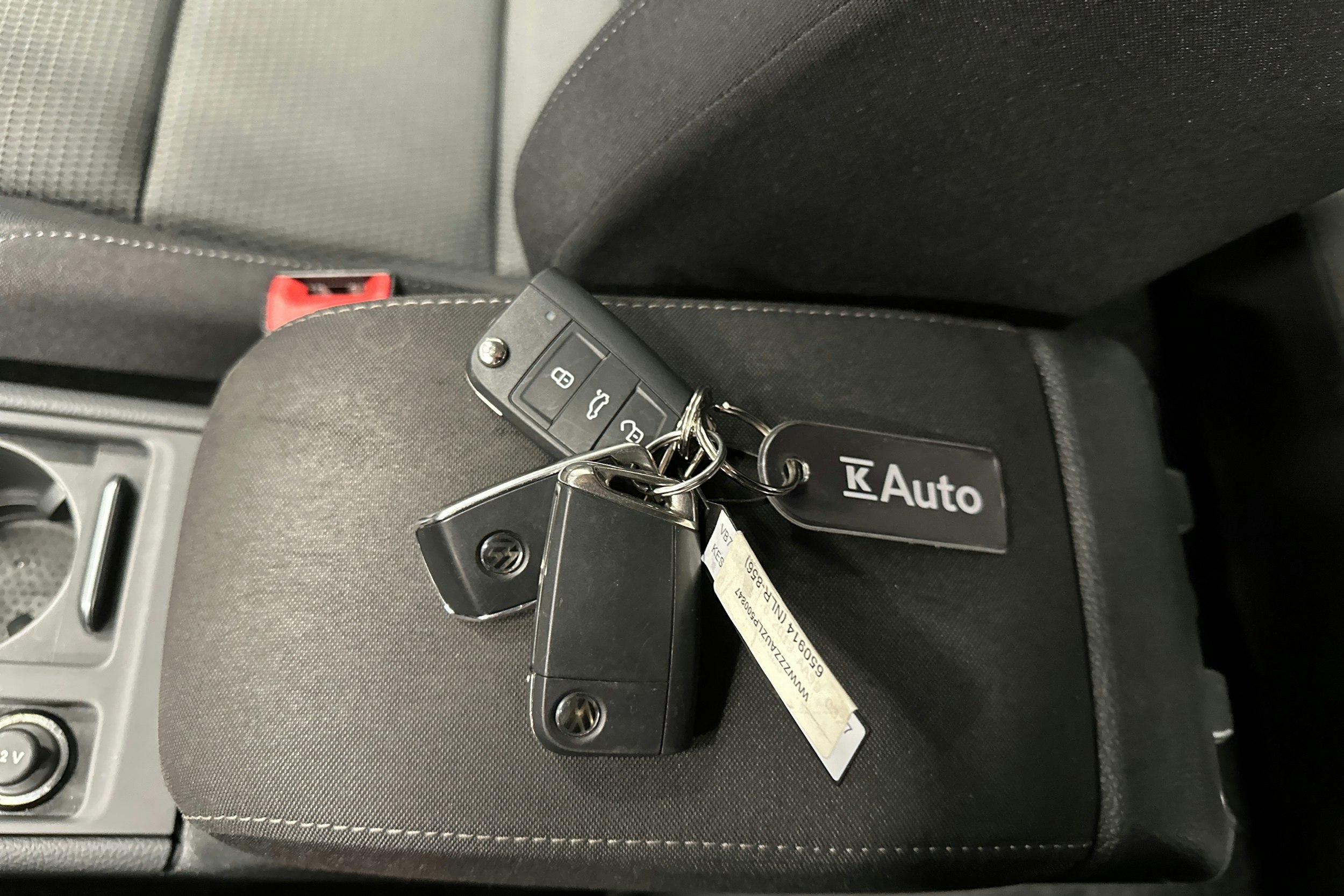 harmaa Volkswagen Golf 2020 kuva 28.