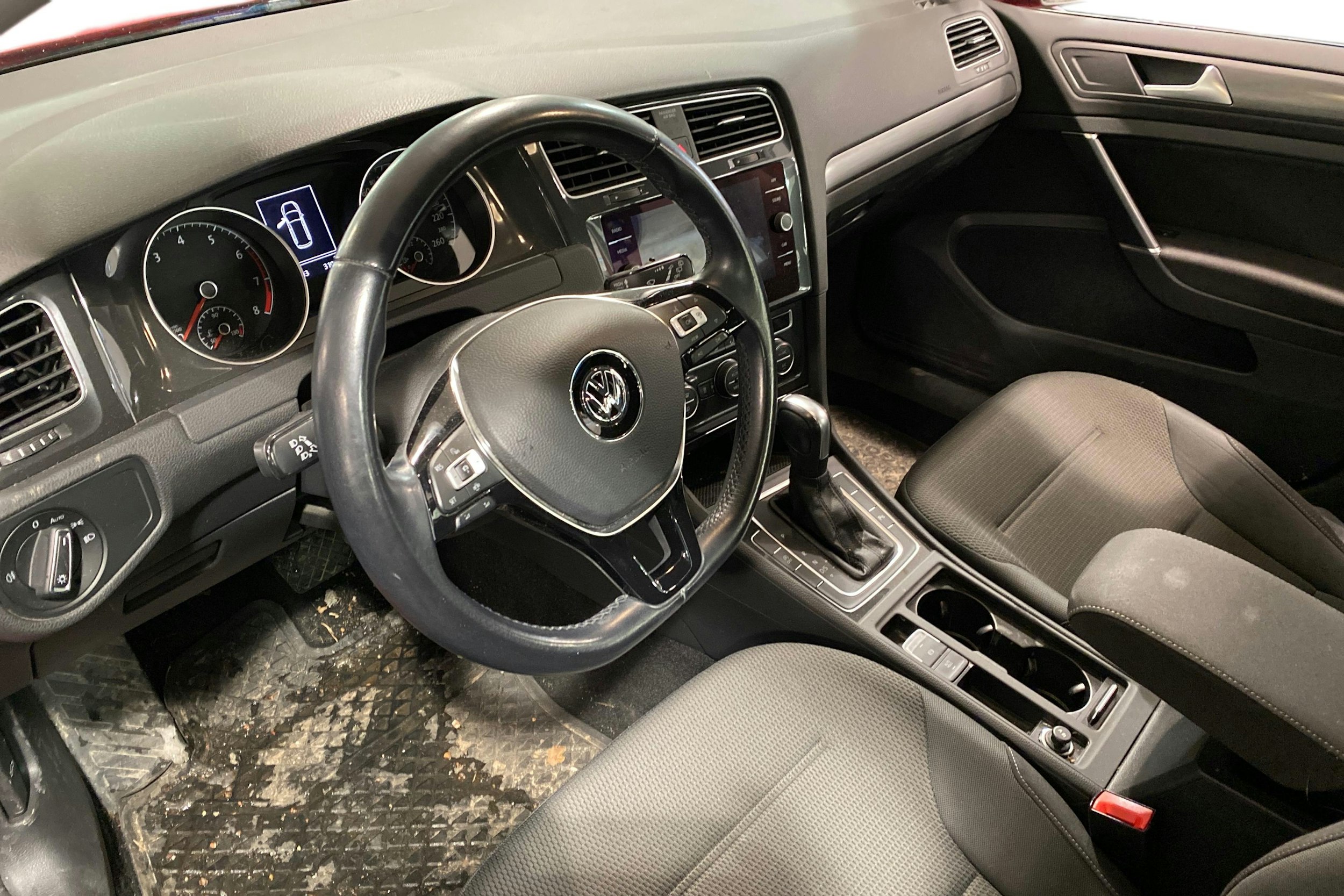 punainen Volkswagen Golf 2020 kuva 3.