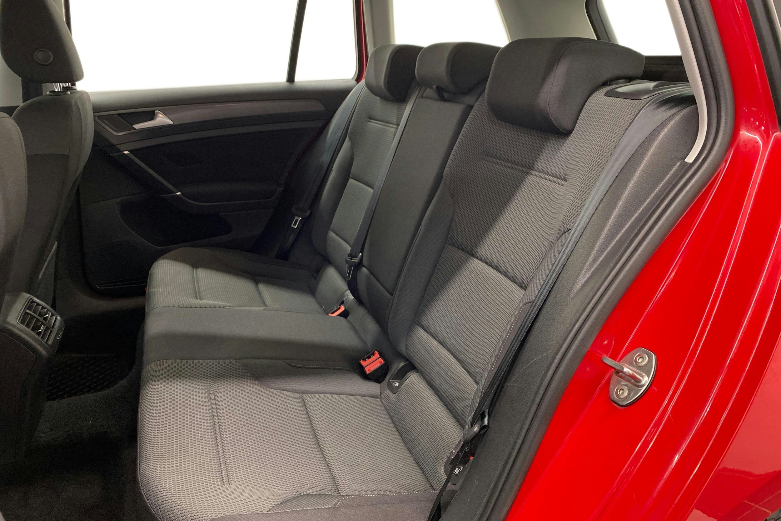 punainen Volkswagen Golf 2020 kuva 10.