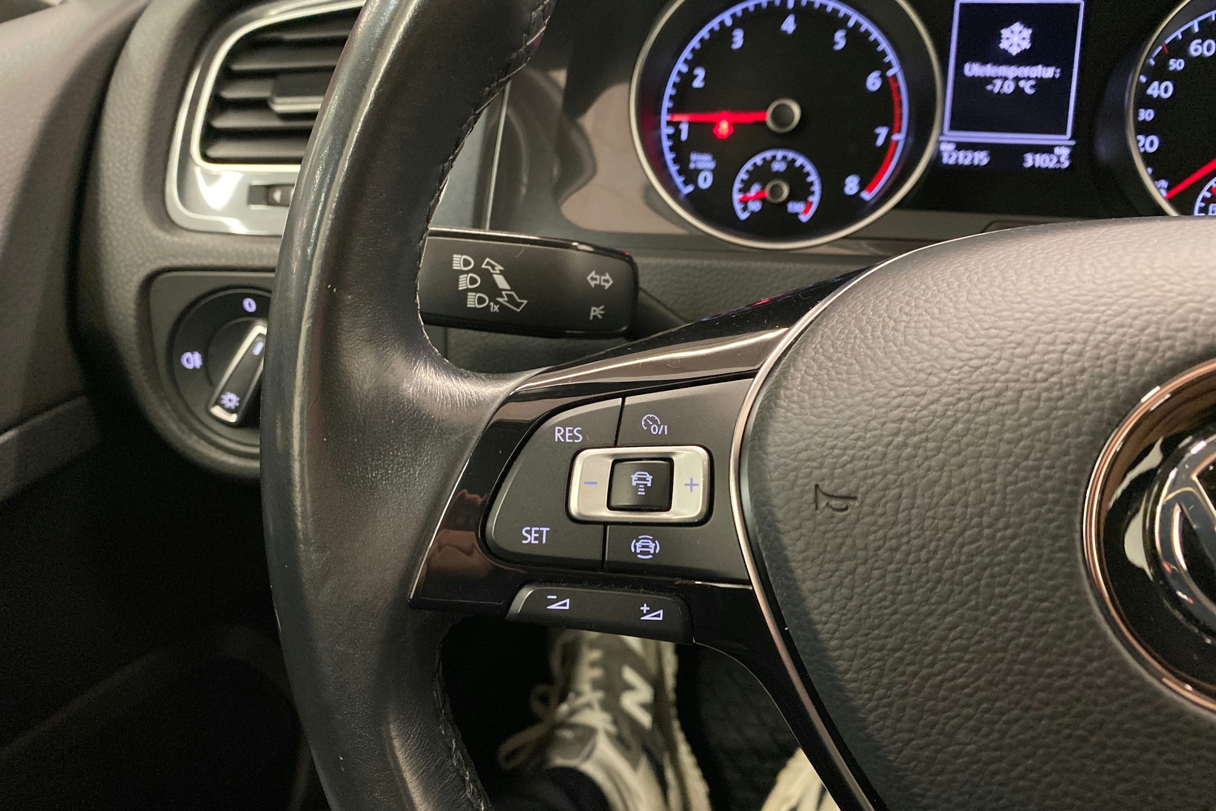 punainen Volkswagen Golf 2020 kuva 14.