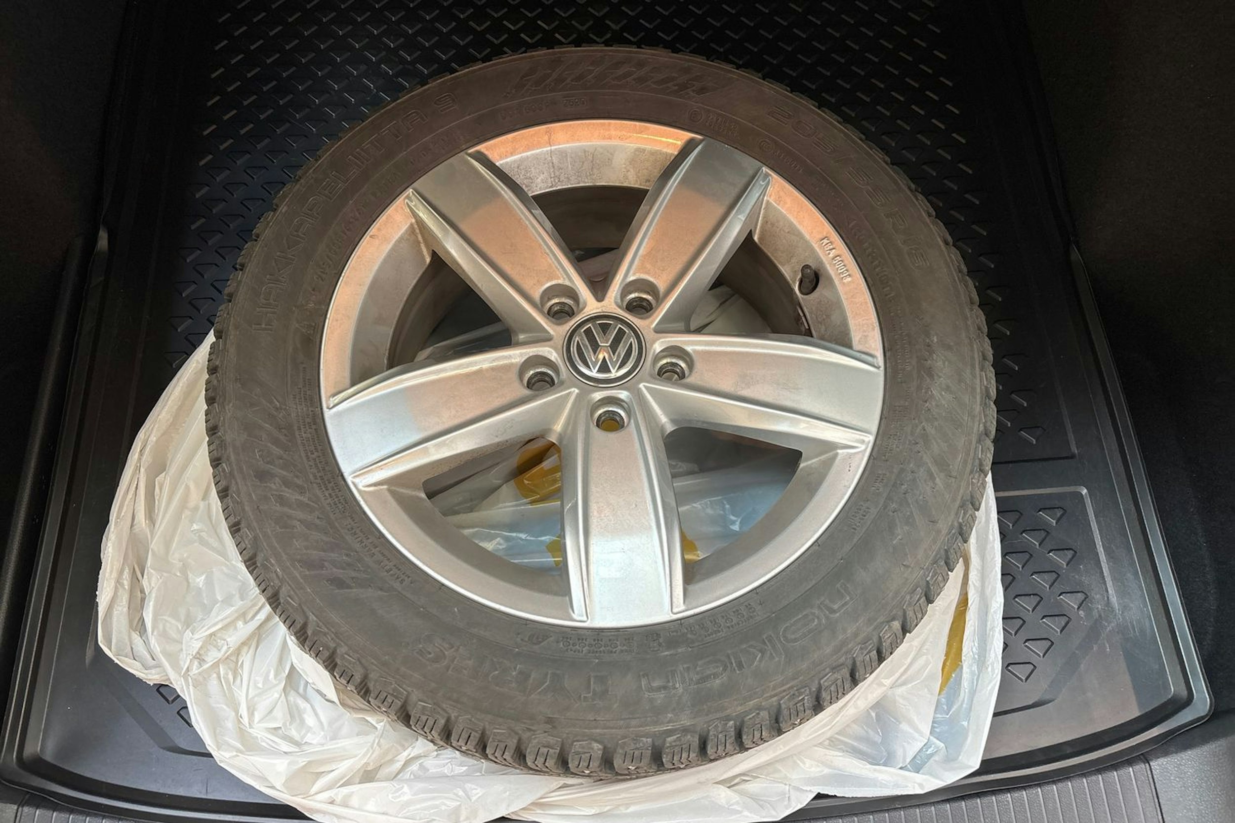sininen Volkswagen Golf 2020 kuva 14.