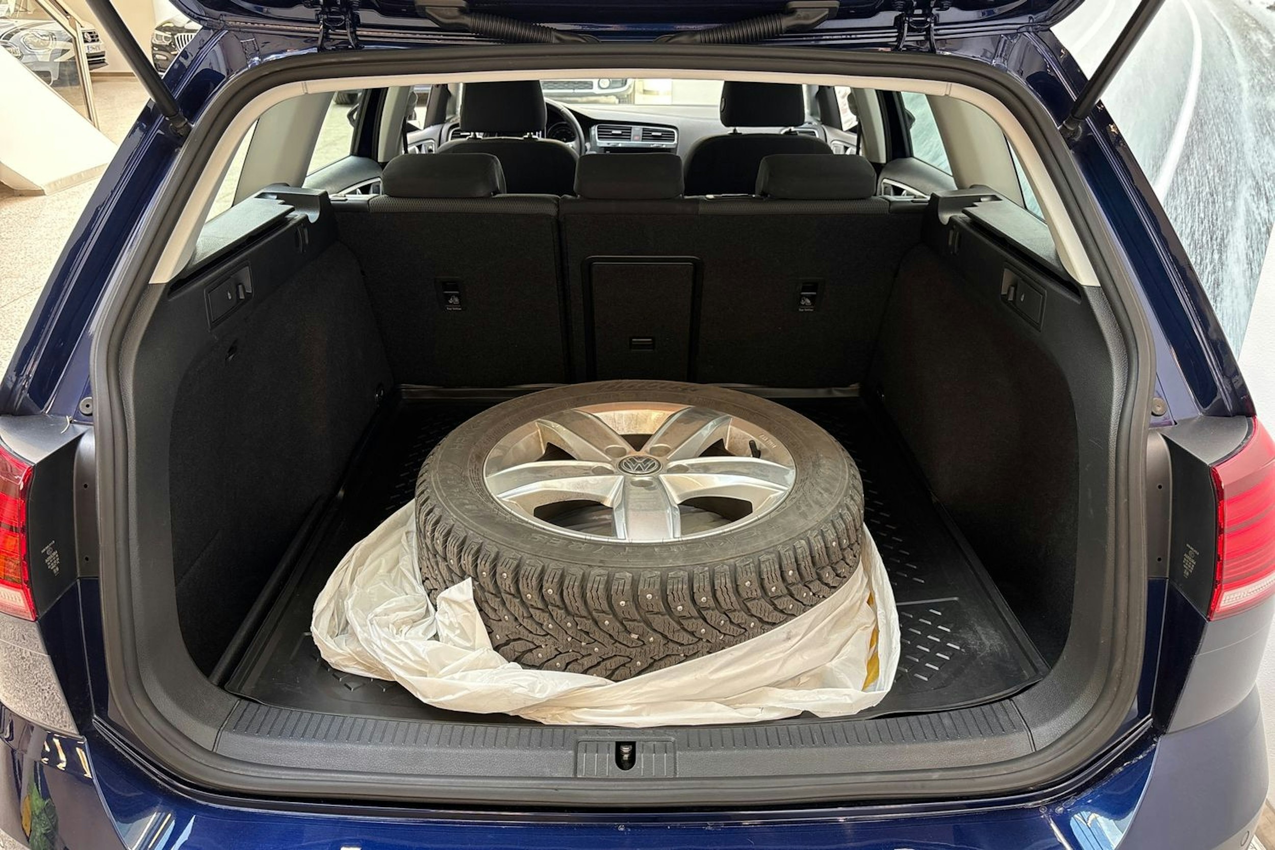 sininen Volkswagen Golf 2020 kuva 15.