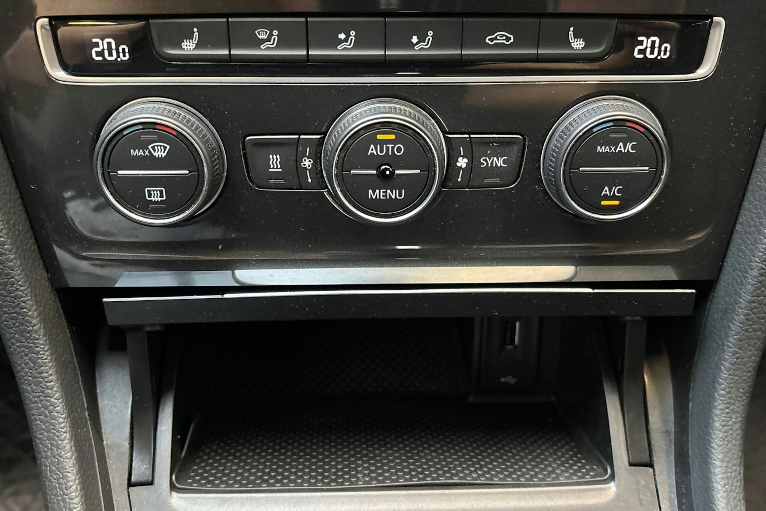sininen Volkswagen Golf 2020 kuva 27.