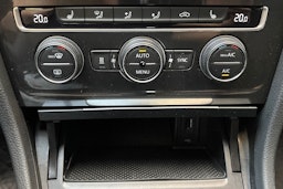 sininen Volkswagen Golf 2020 kuva 27.