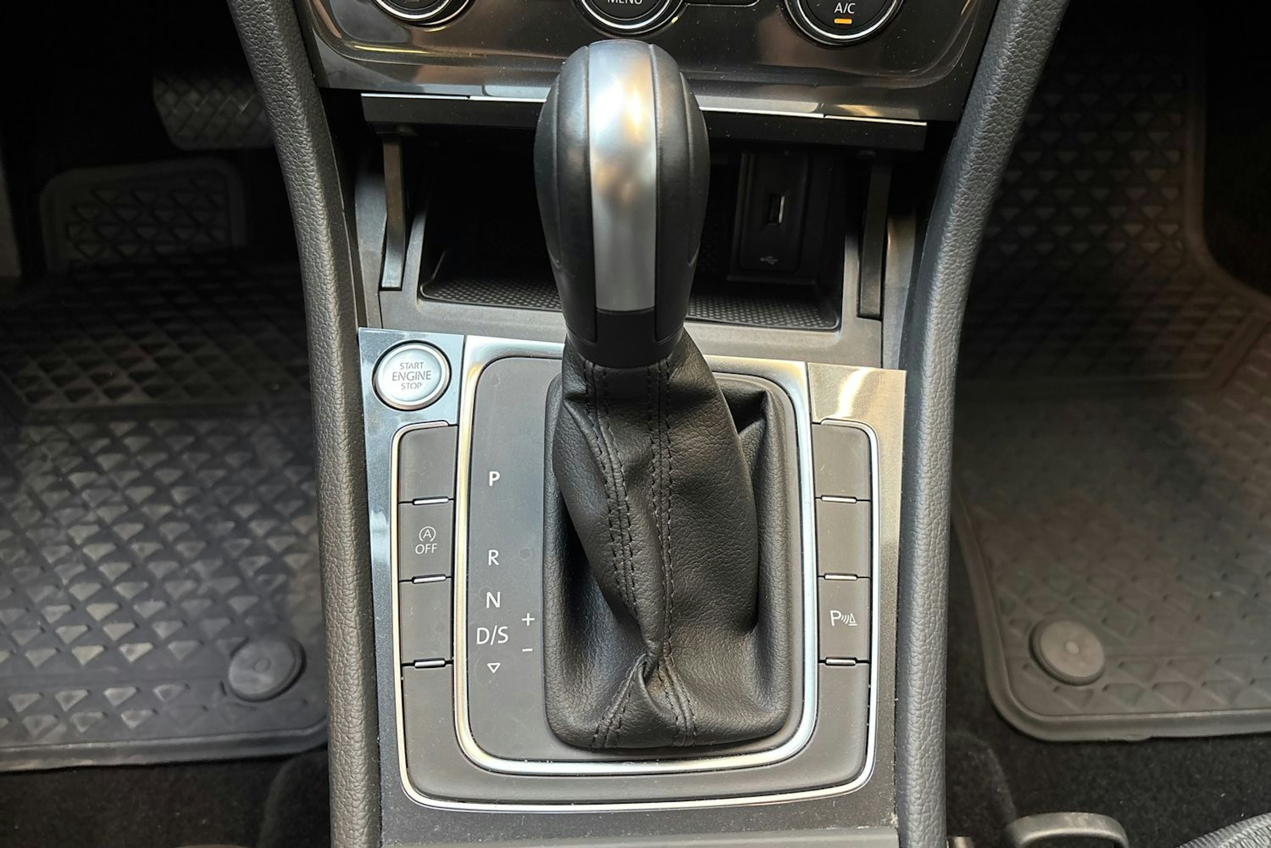 sininen Volkswagen Golf 2020 kuva 29.