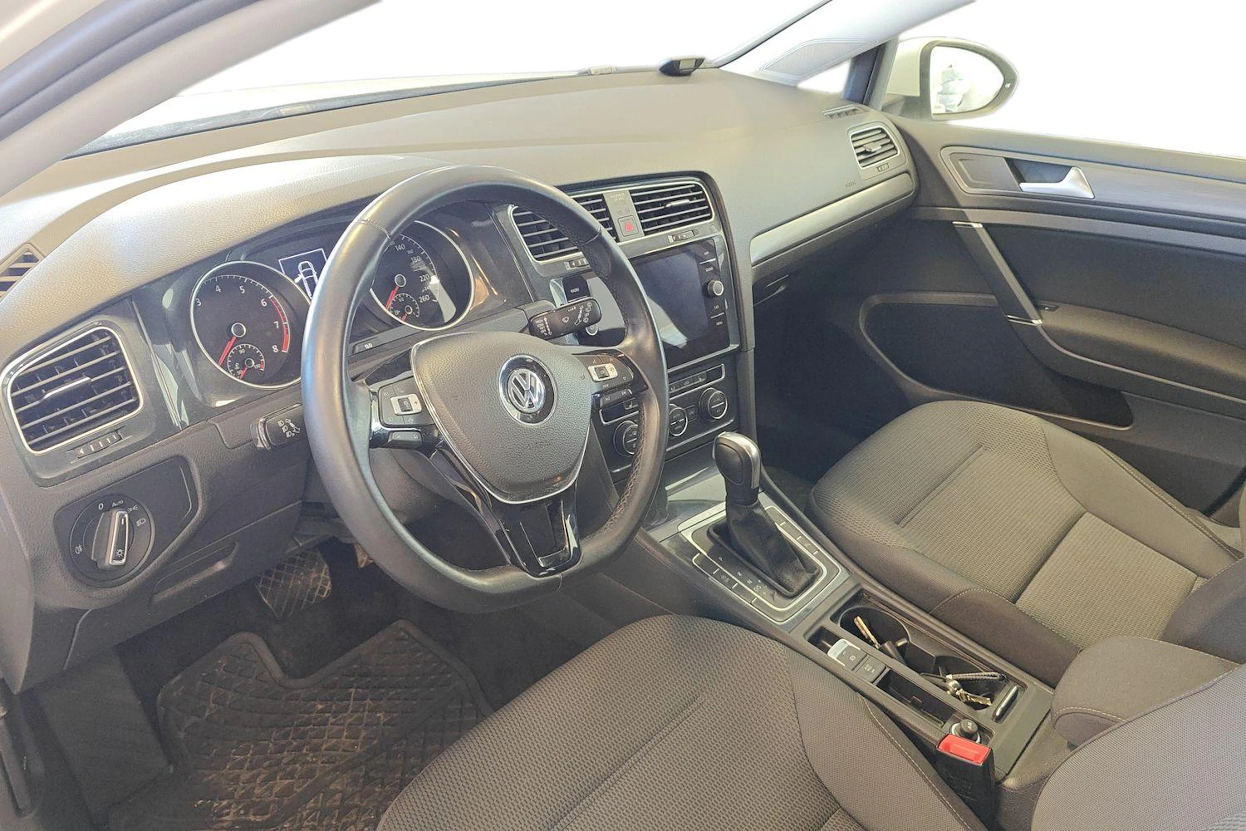 valkoinen Volkswagen Golf 2020 kuva 6.