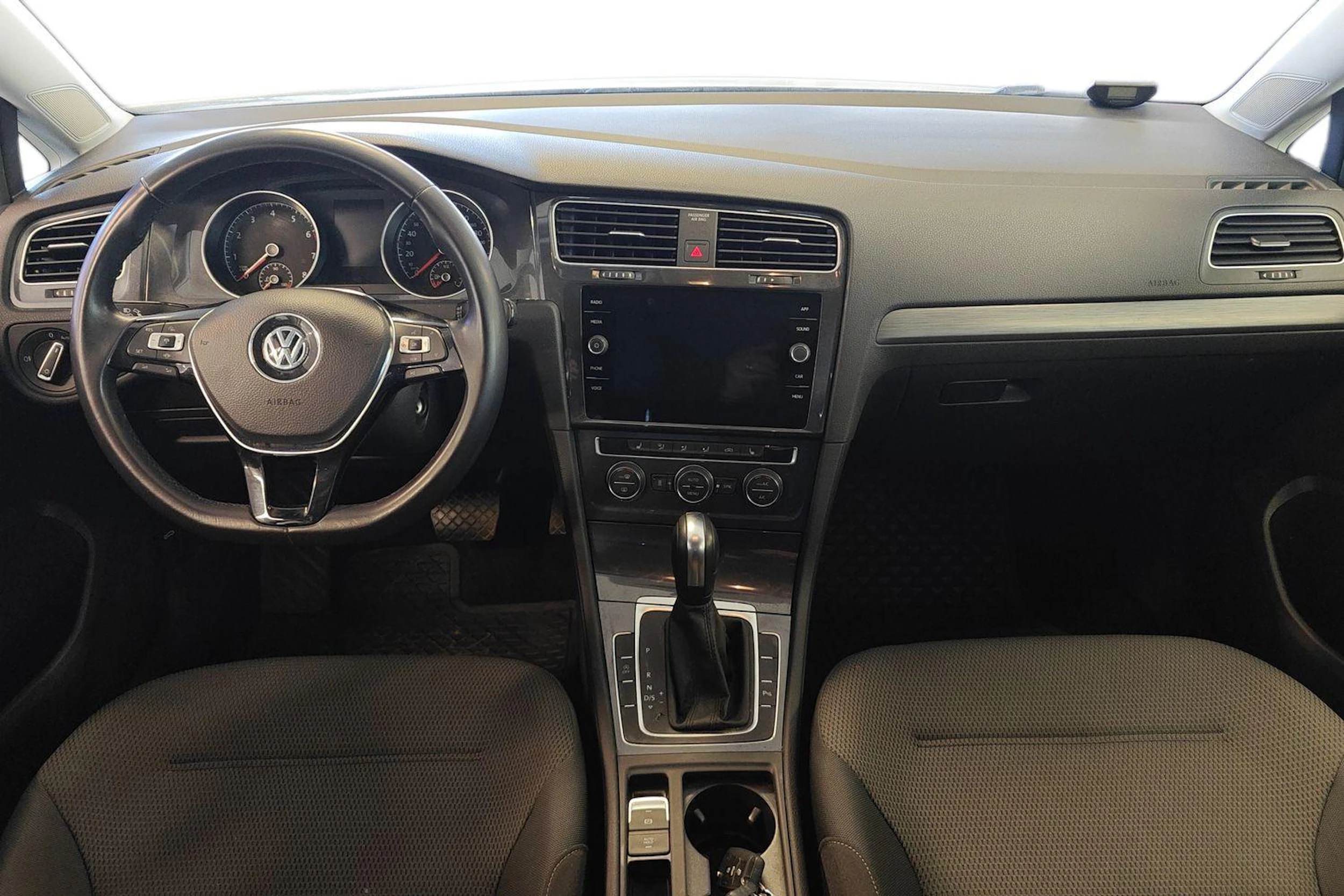 valkoinen Volkswagen Golf 2020 kuva 7.