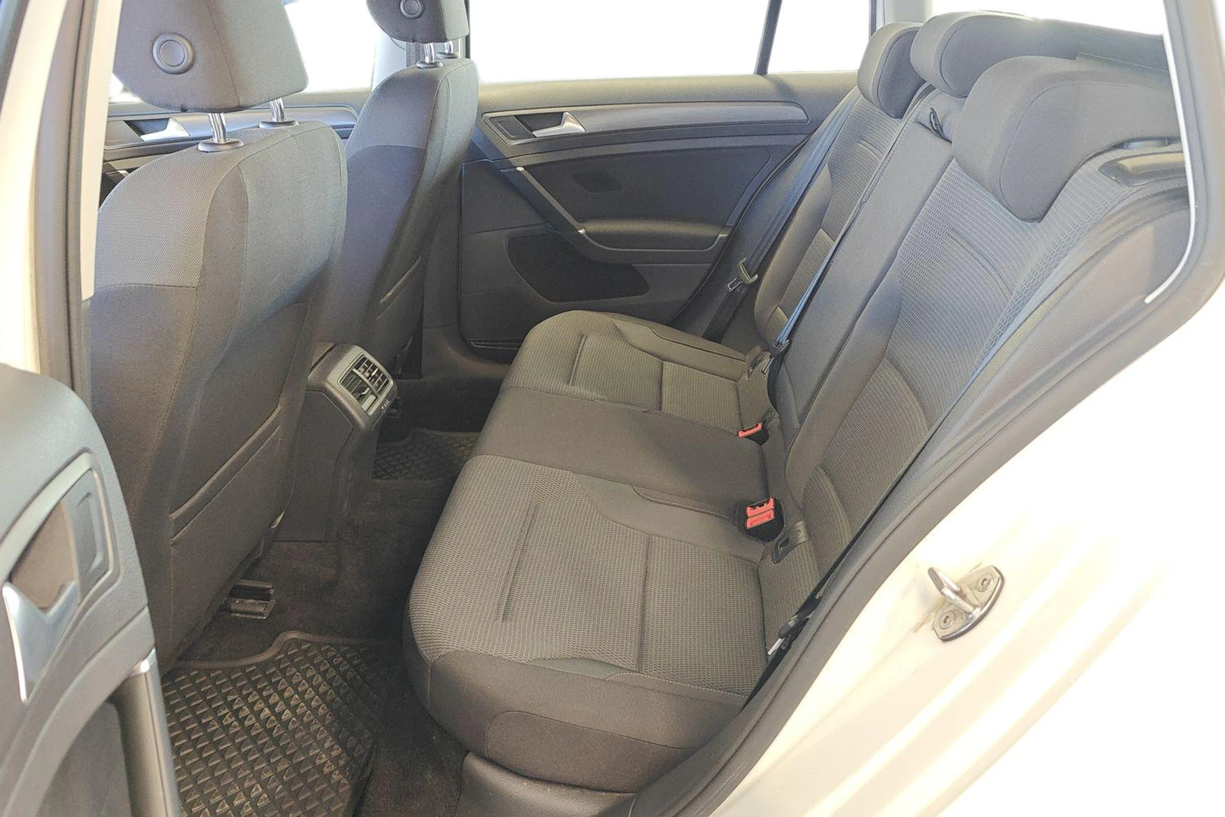 valkoinen Volkswagen Golf 2020 kuva 8.