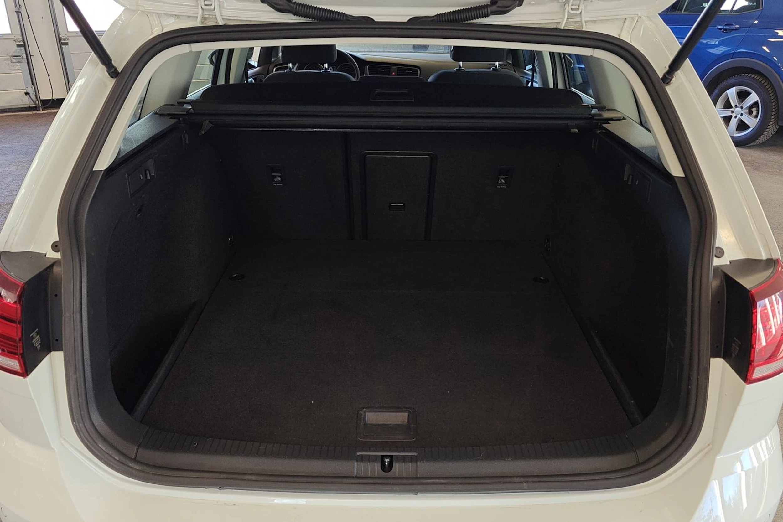 valkoinen Volkswagen Golf 2020 kuva 11.