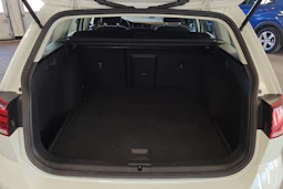 valkoinen Volkswagen Golf 2020 kuva 11.
