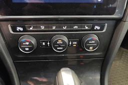 valkoinen Volkswagen Golf 2020 kuva 14.