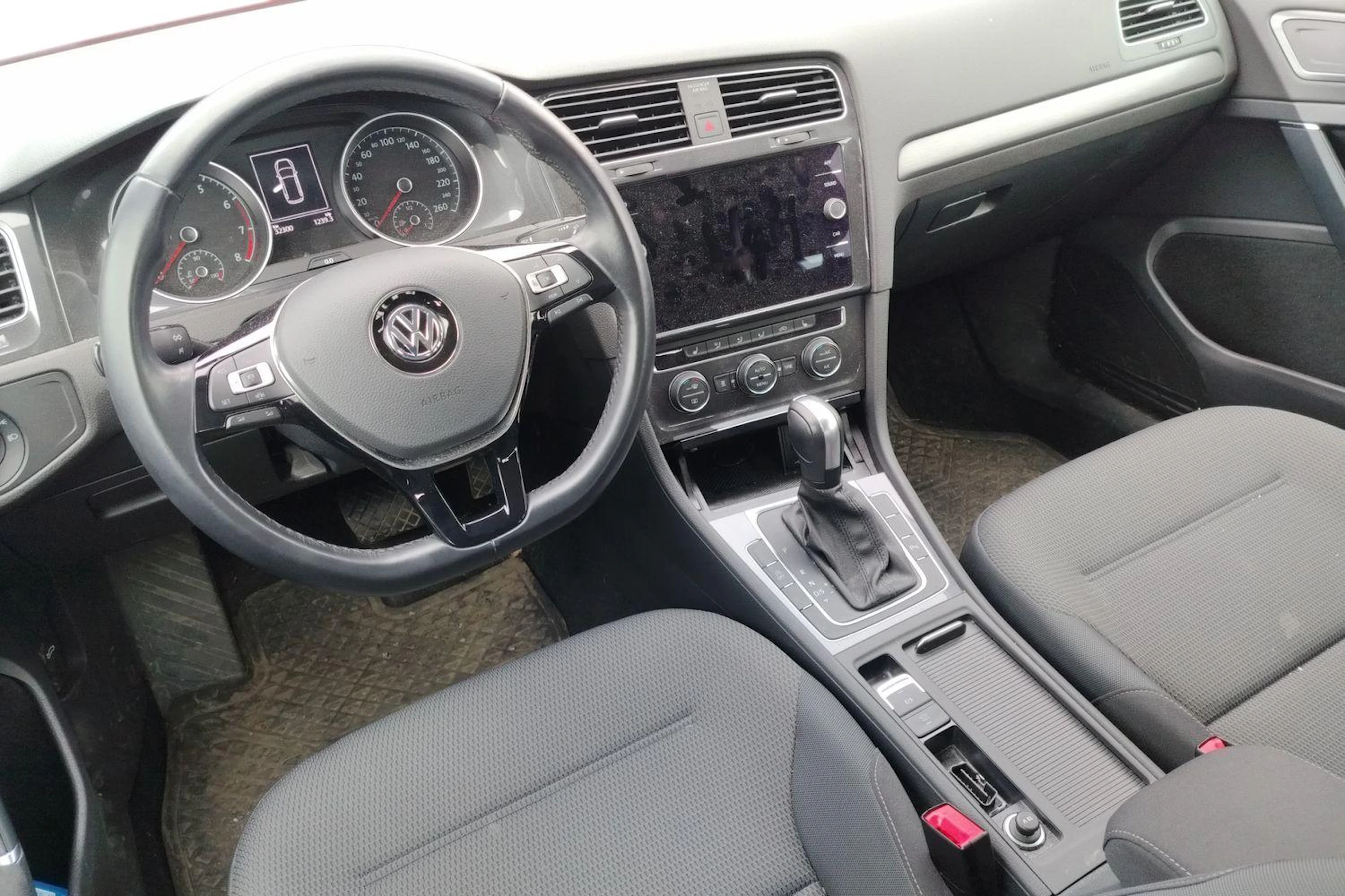 punainen Volkswagen Golf 2020 kuva 3.