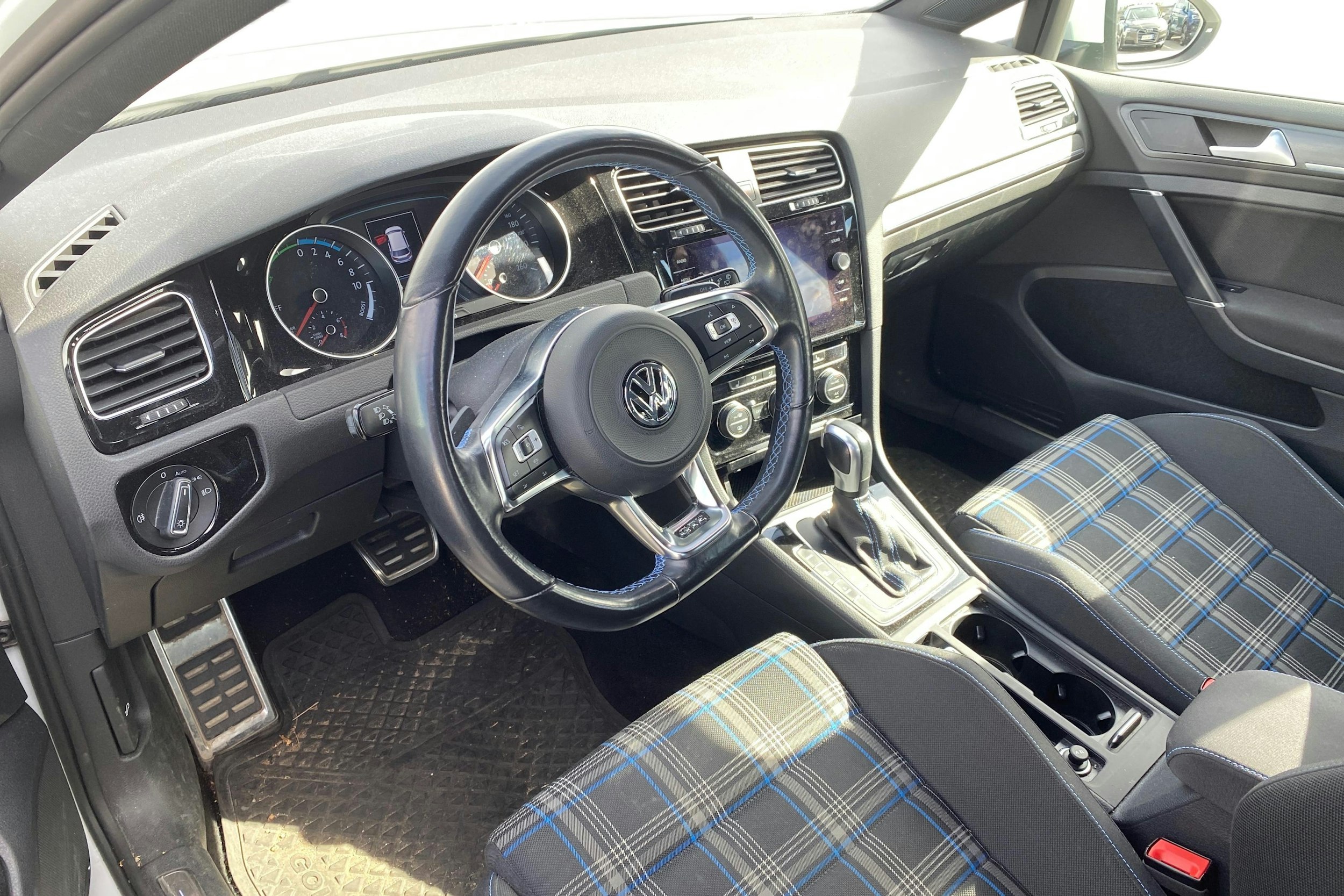 valkoinen Volkswagen Golf 2020 kuva 3.