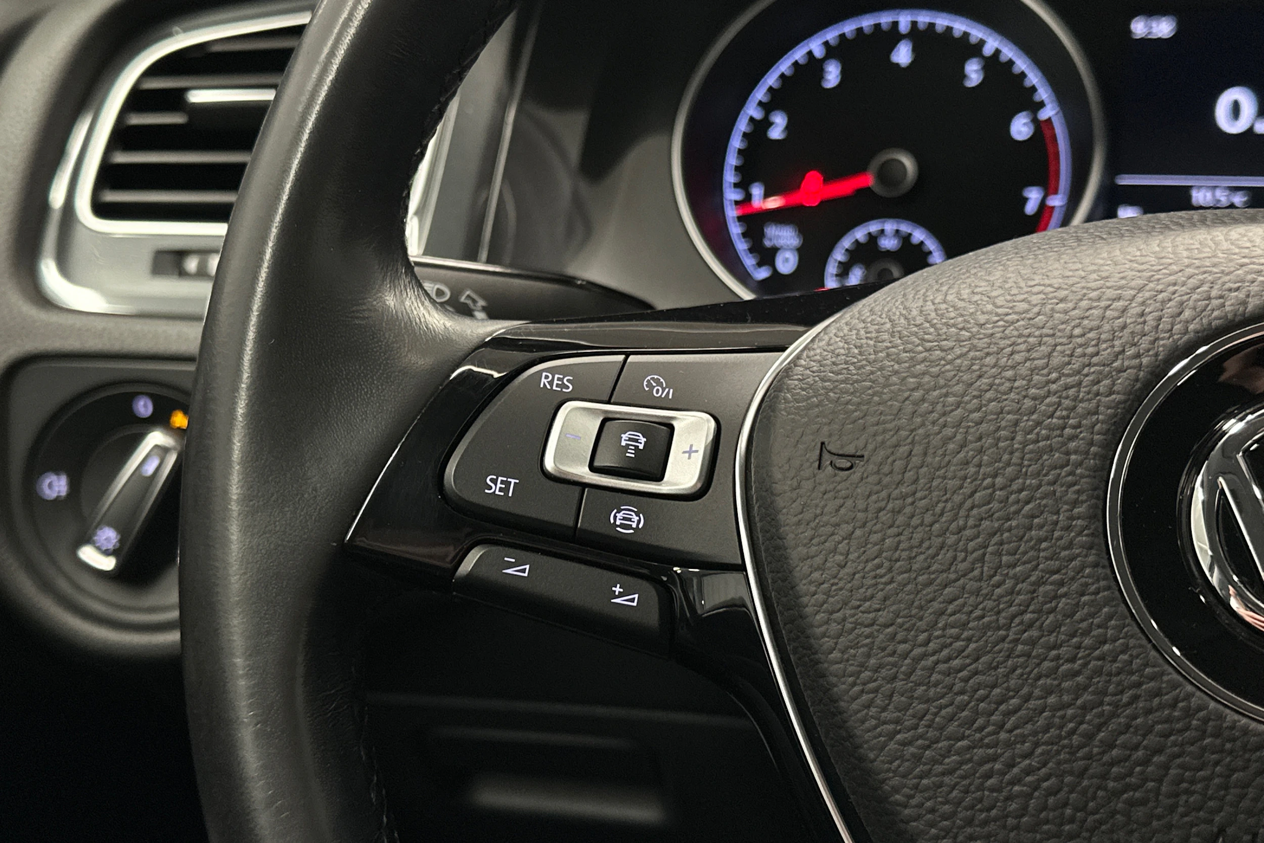 harmaa Volkswagen Golf 2020 kuva 14.