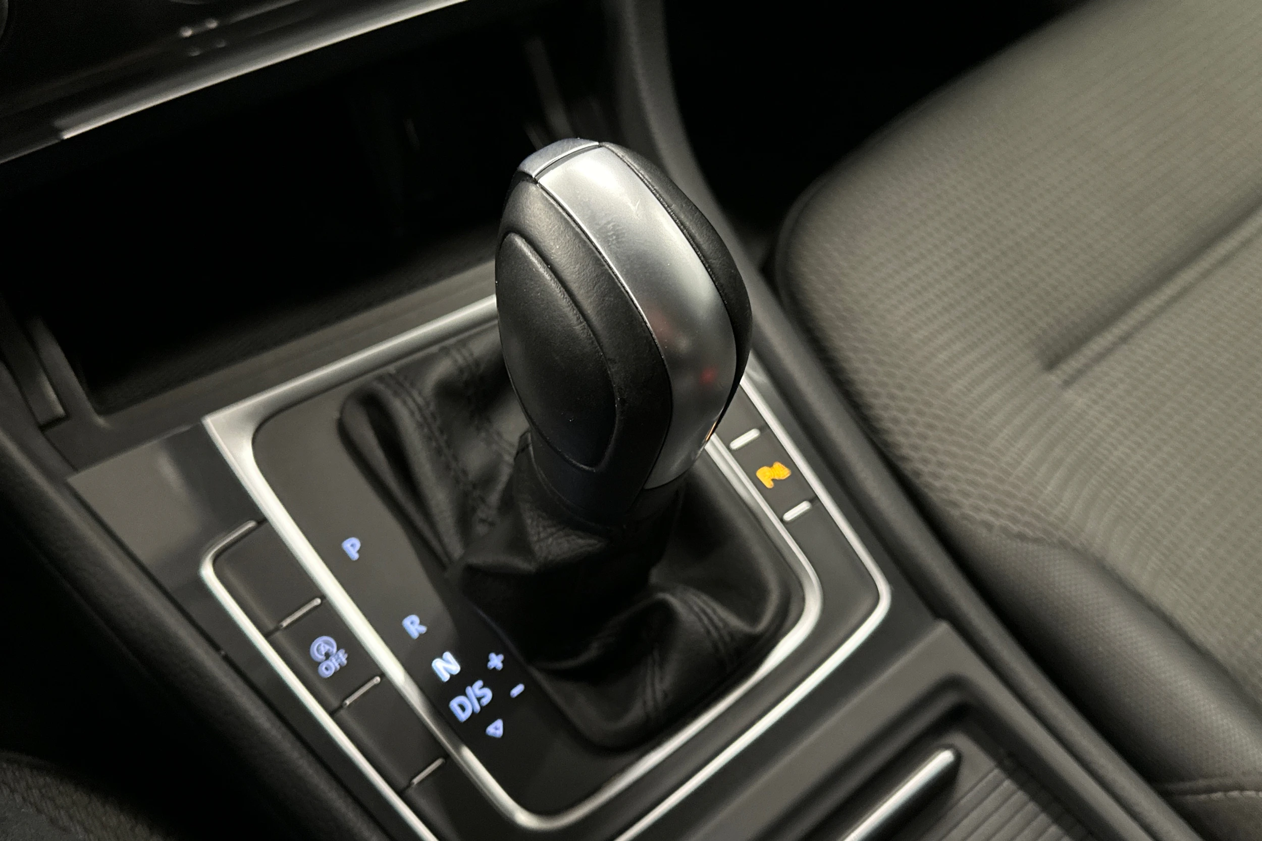 harmaa Volkswagen Golf 2020 kuva 22.