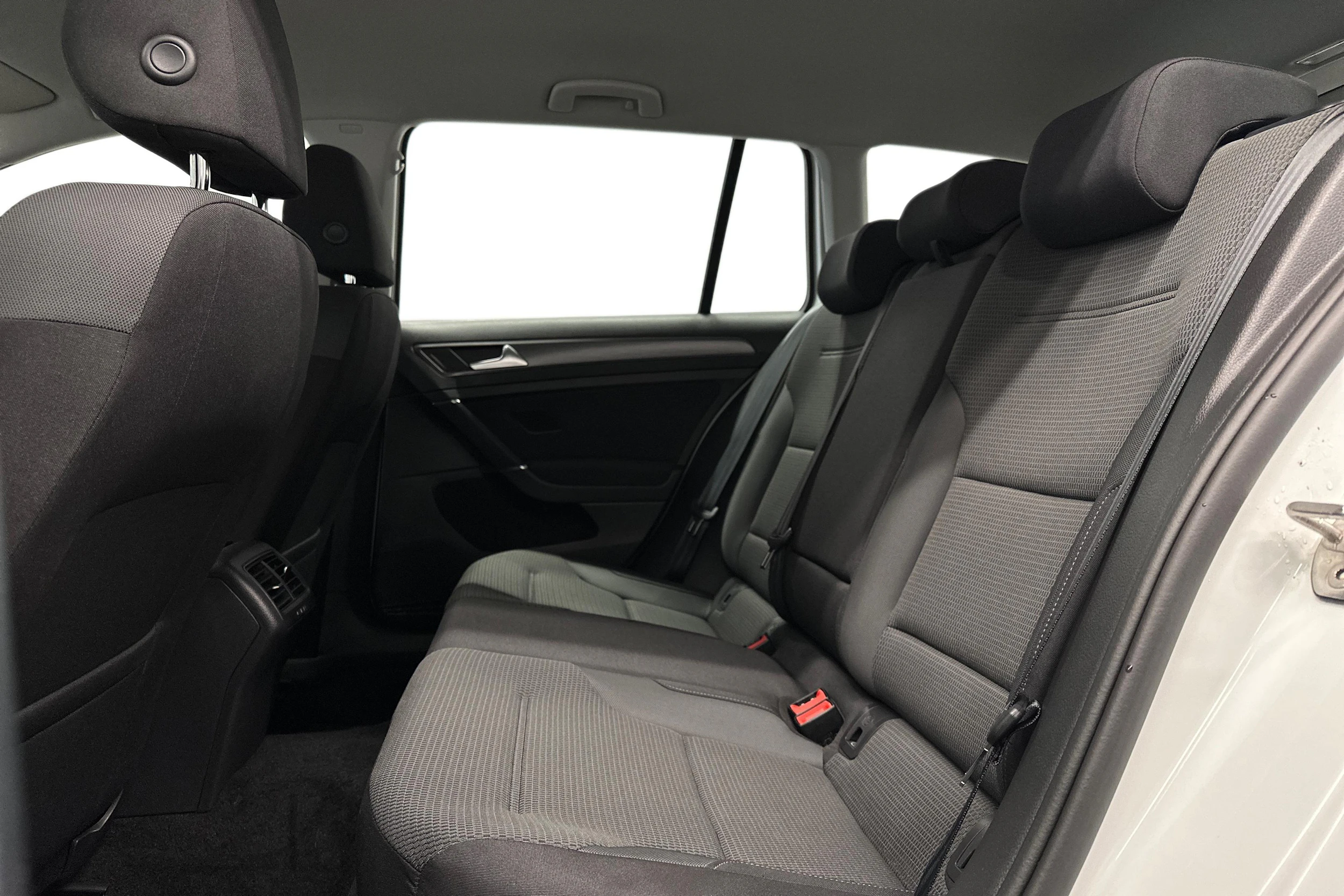 valkoinen Volkswagen Golf 2020 kuva 8.