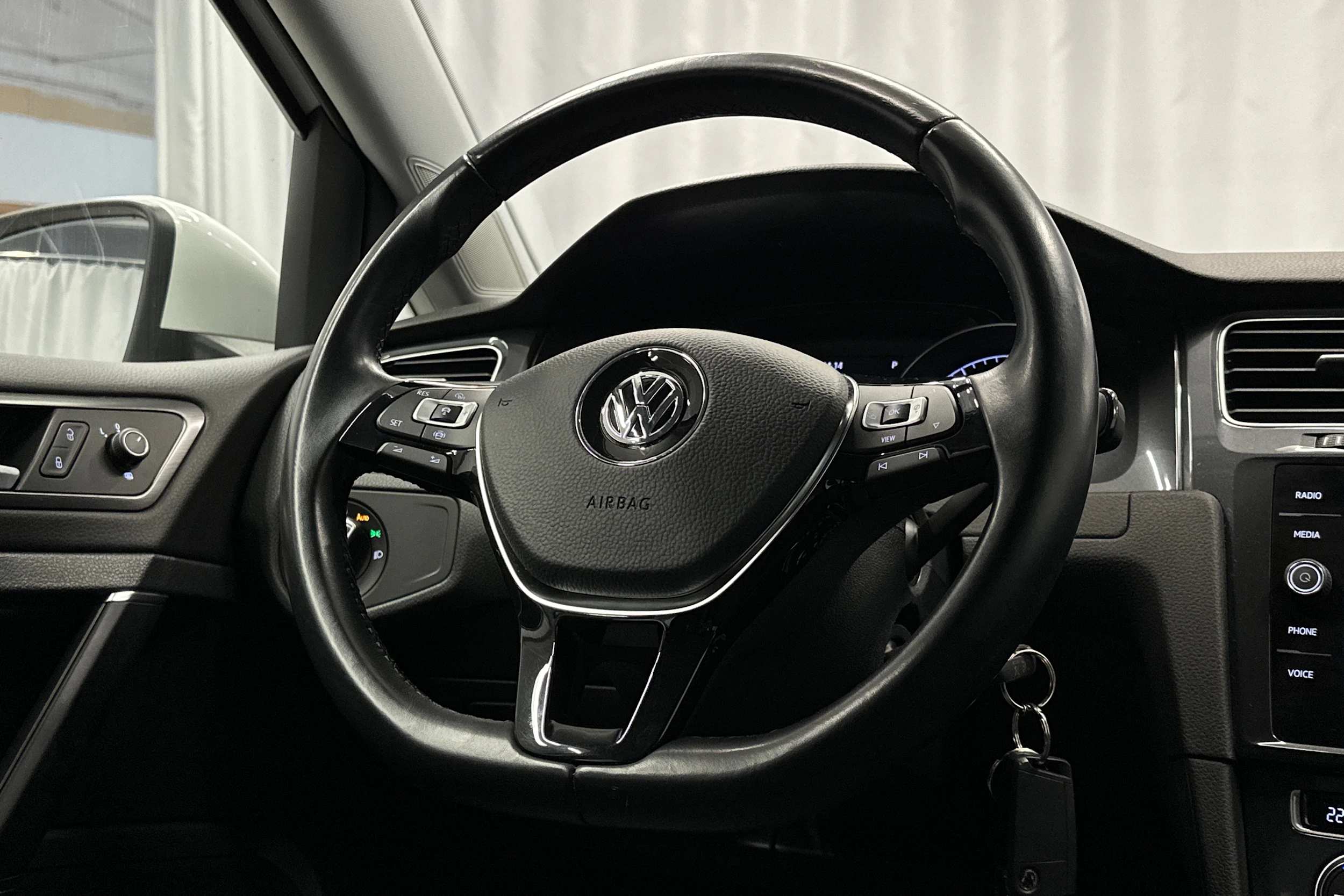 valkoinen Volkswagen Golf 2020 kuva 13.