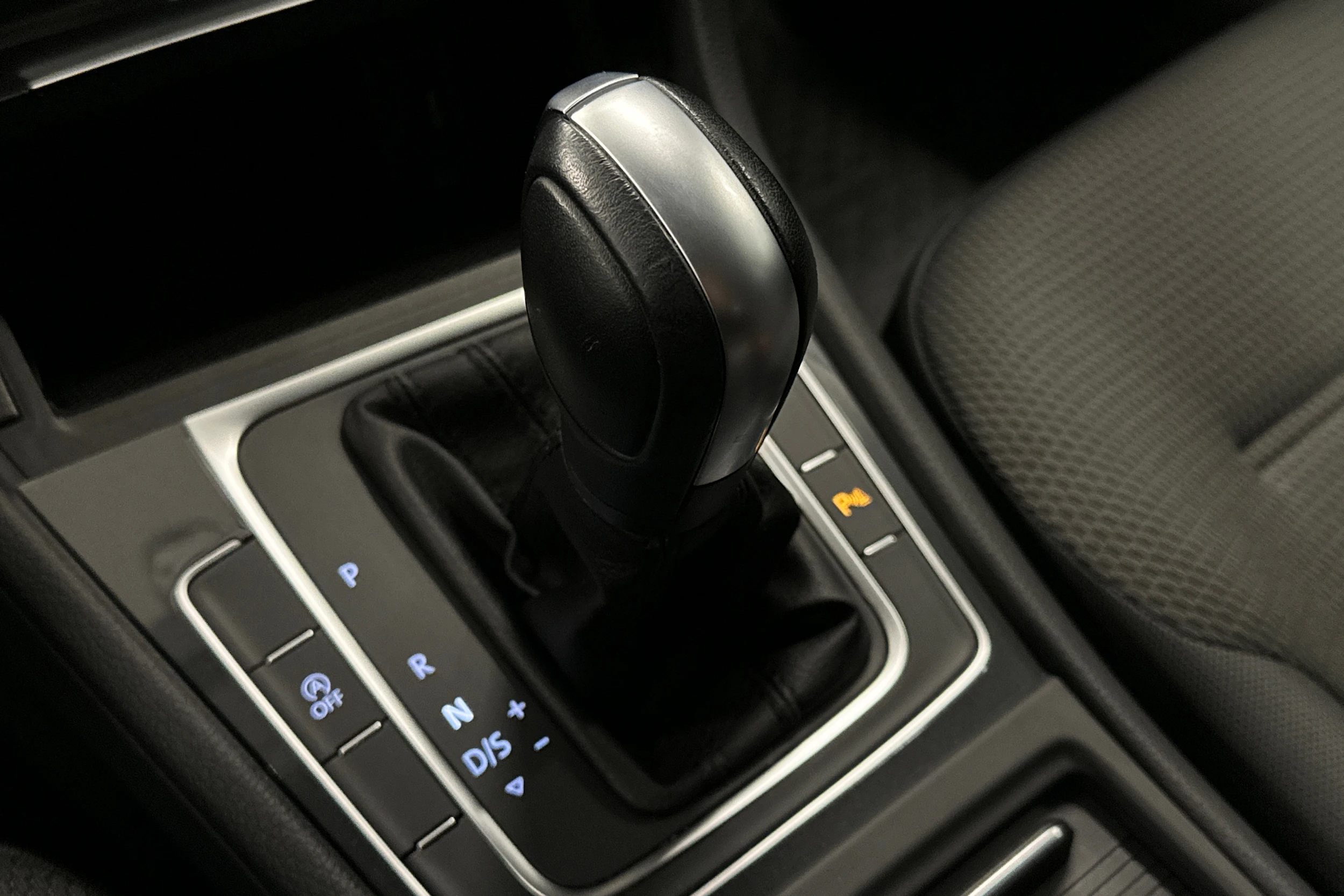 valkoinen Volkswagen Golf 2020 kuva 22.