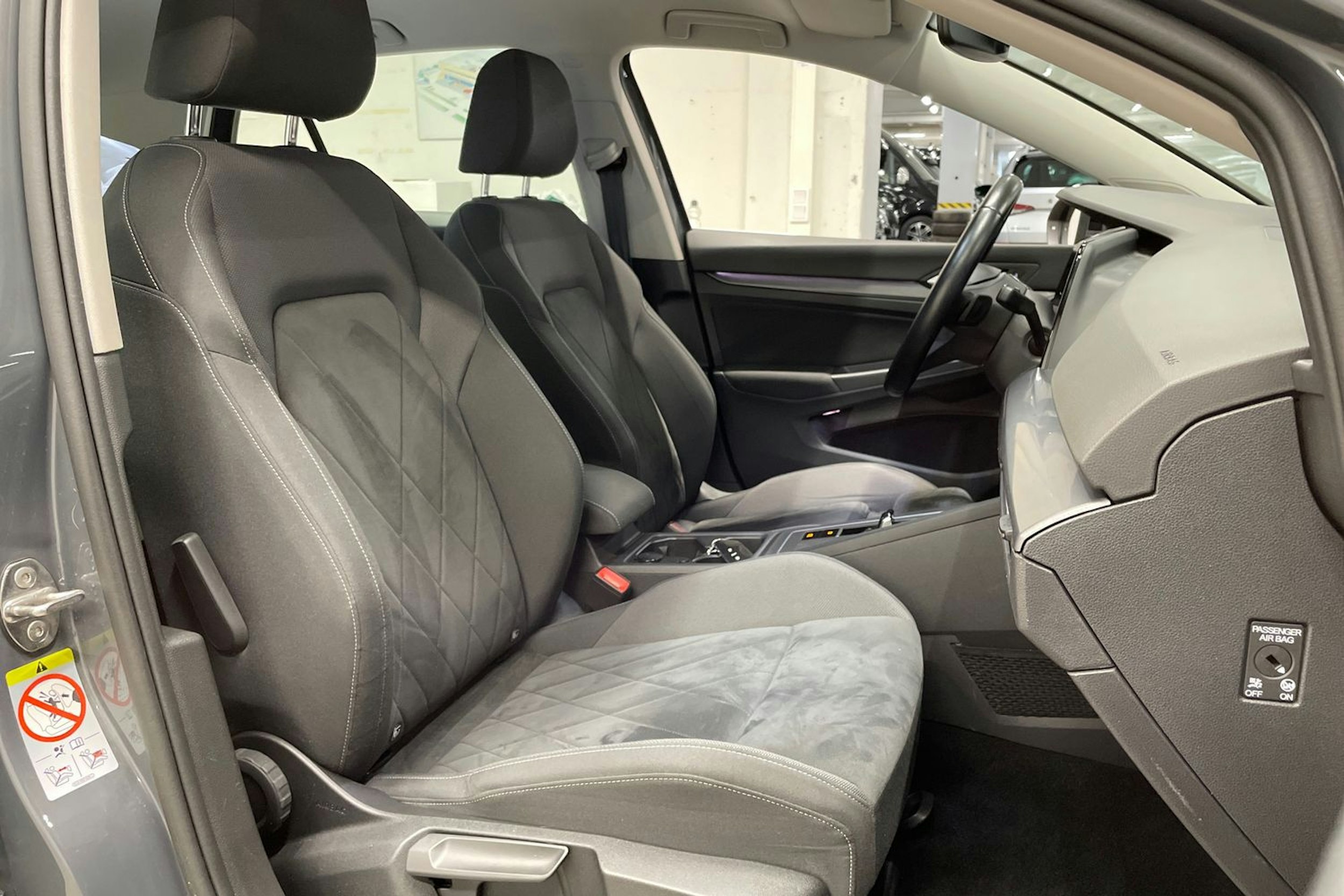 harmaa Volkswagen Golf 2020 kuva 28.