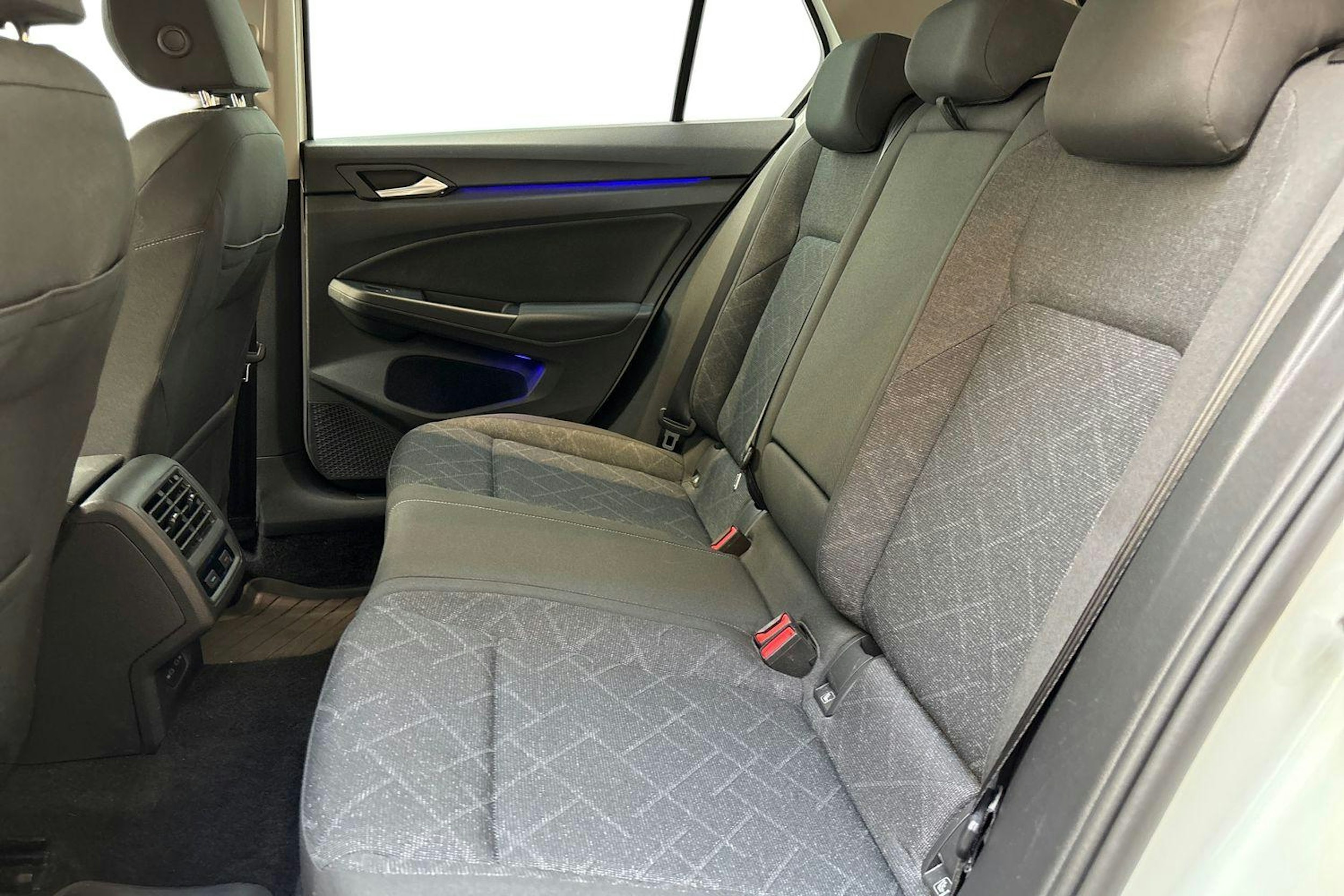 valkoinen Volkswagen Golf 2020 kuva 10.
