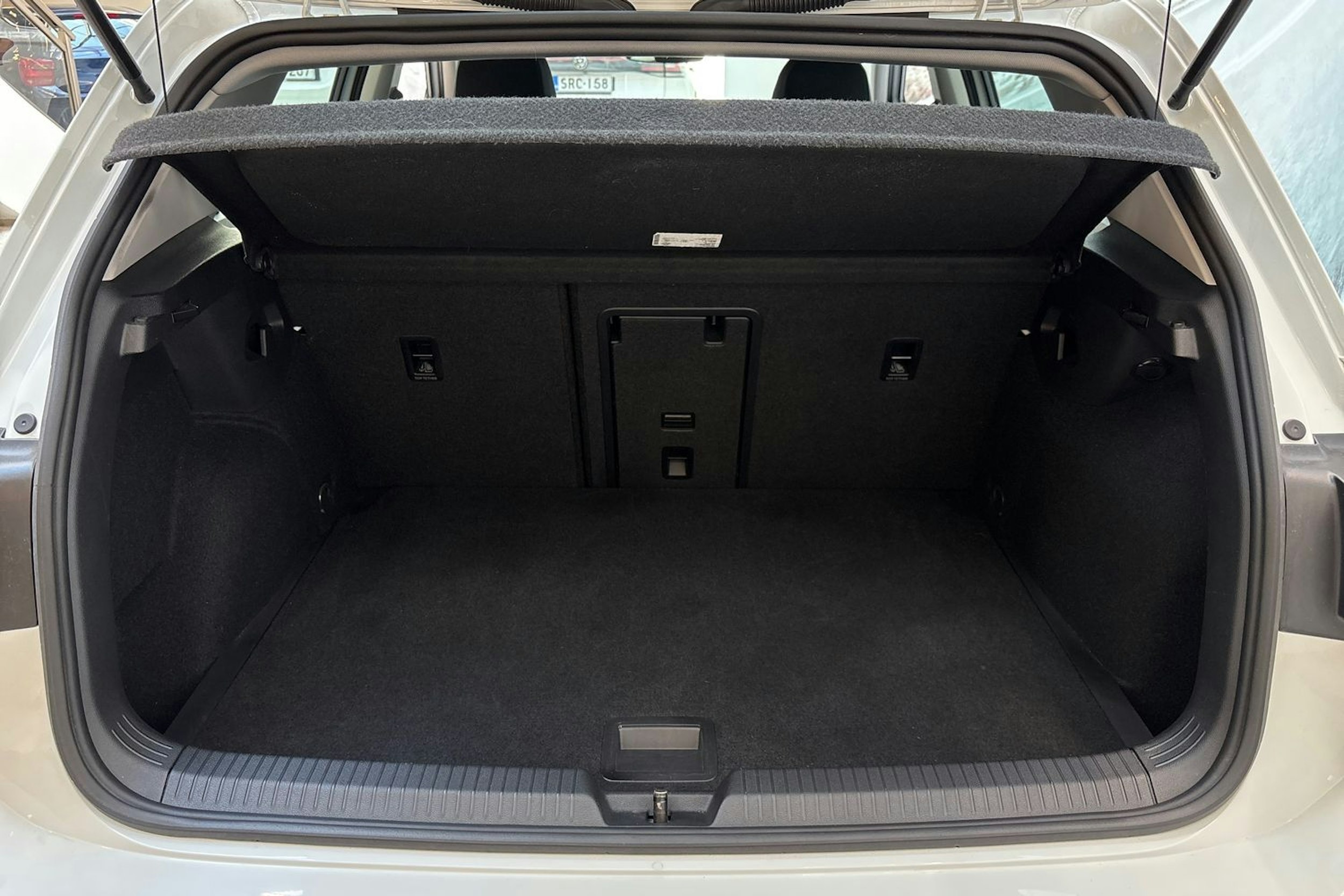 valkoinen Volkswagen Golf 2020 kuva 14.