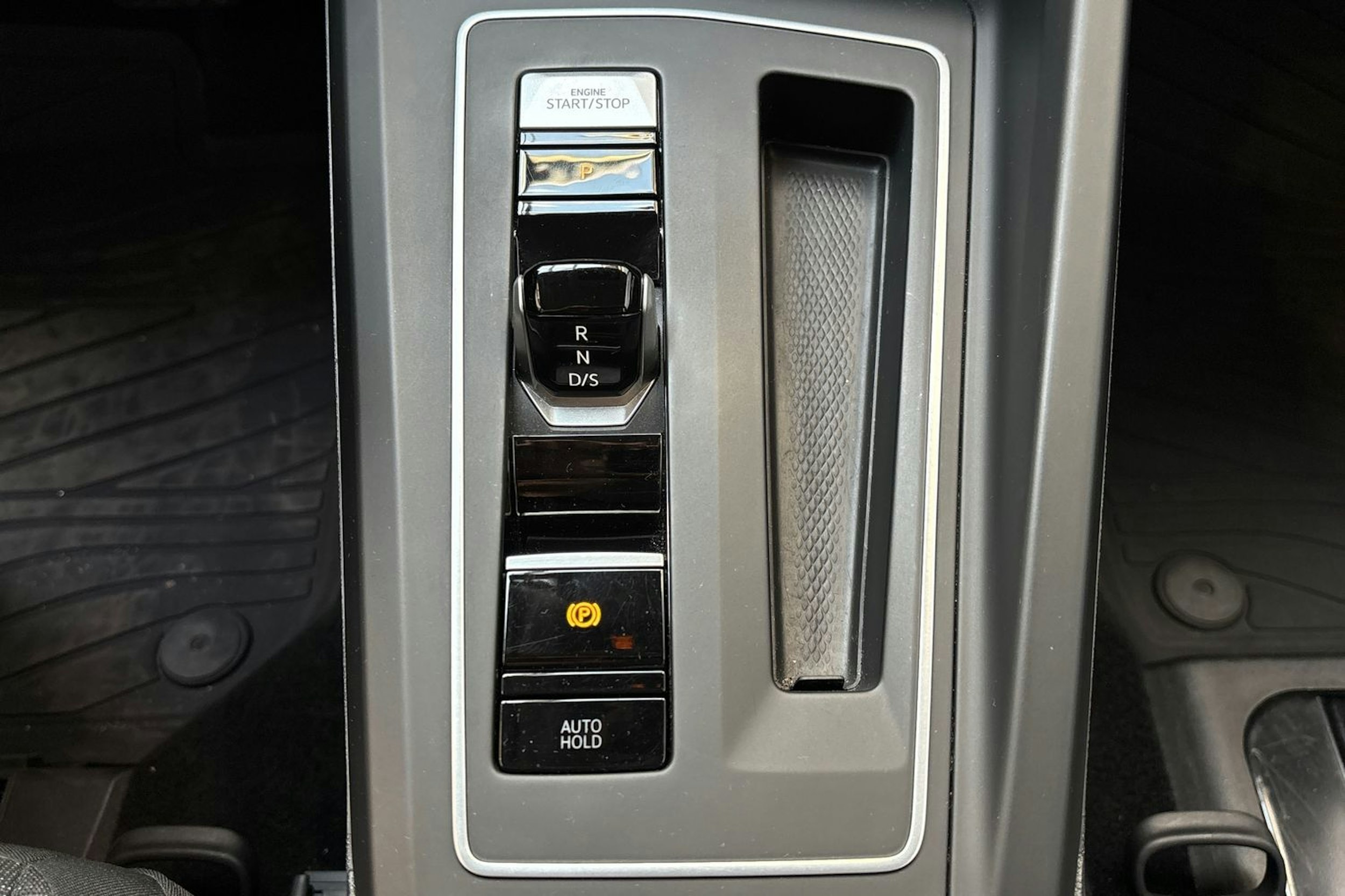 valkoinen Volkswagen Golf 2020 kuva 28.