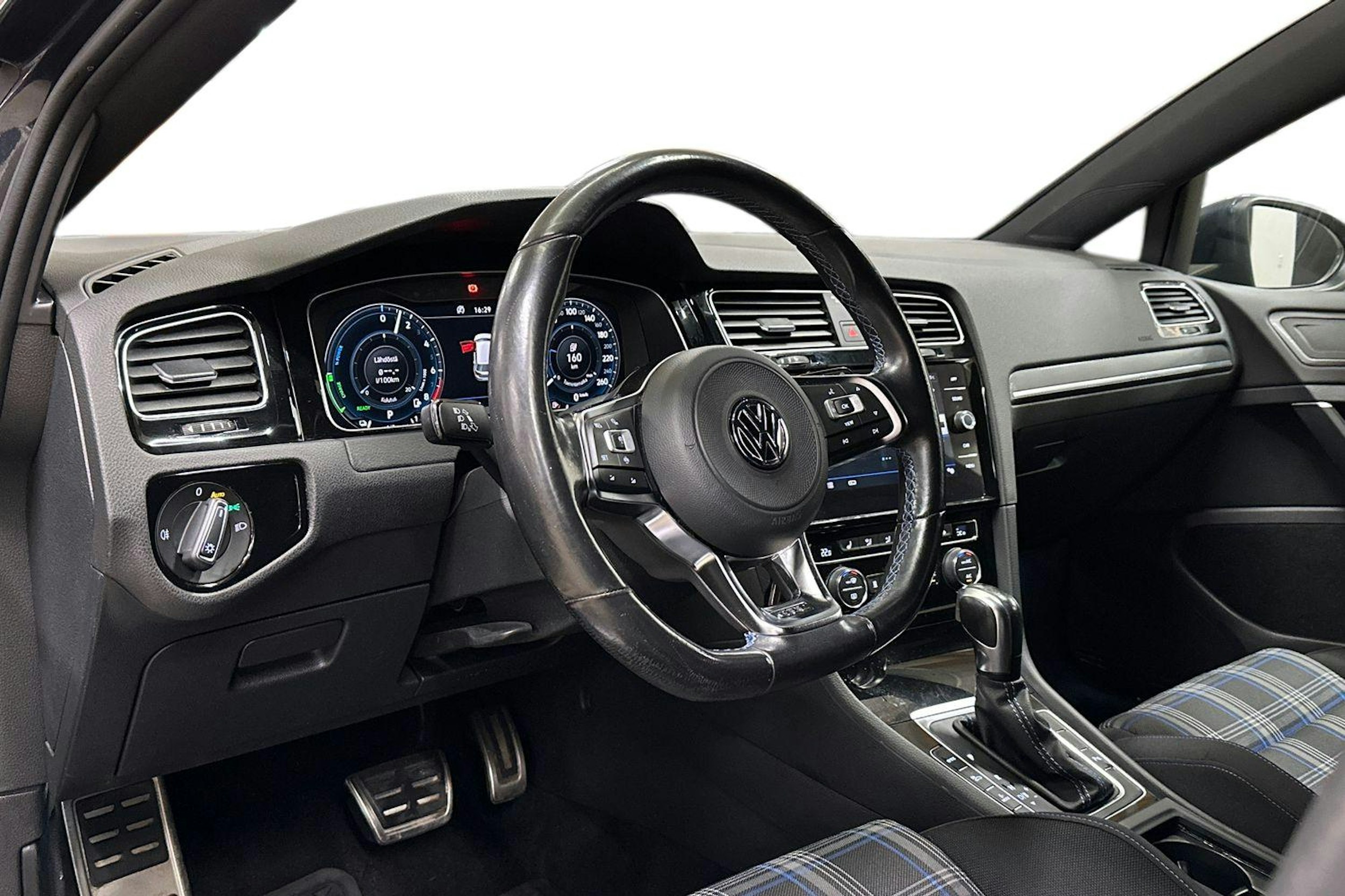 harmaa Volkswagen Golf 2020 kuva 7.