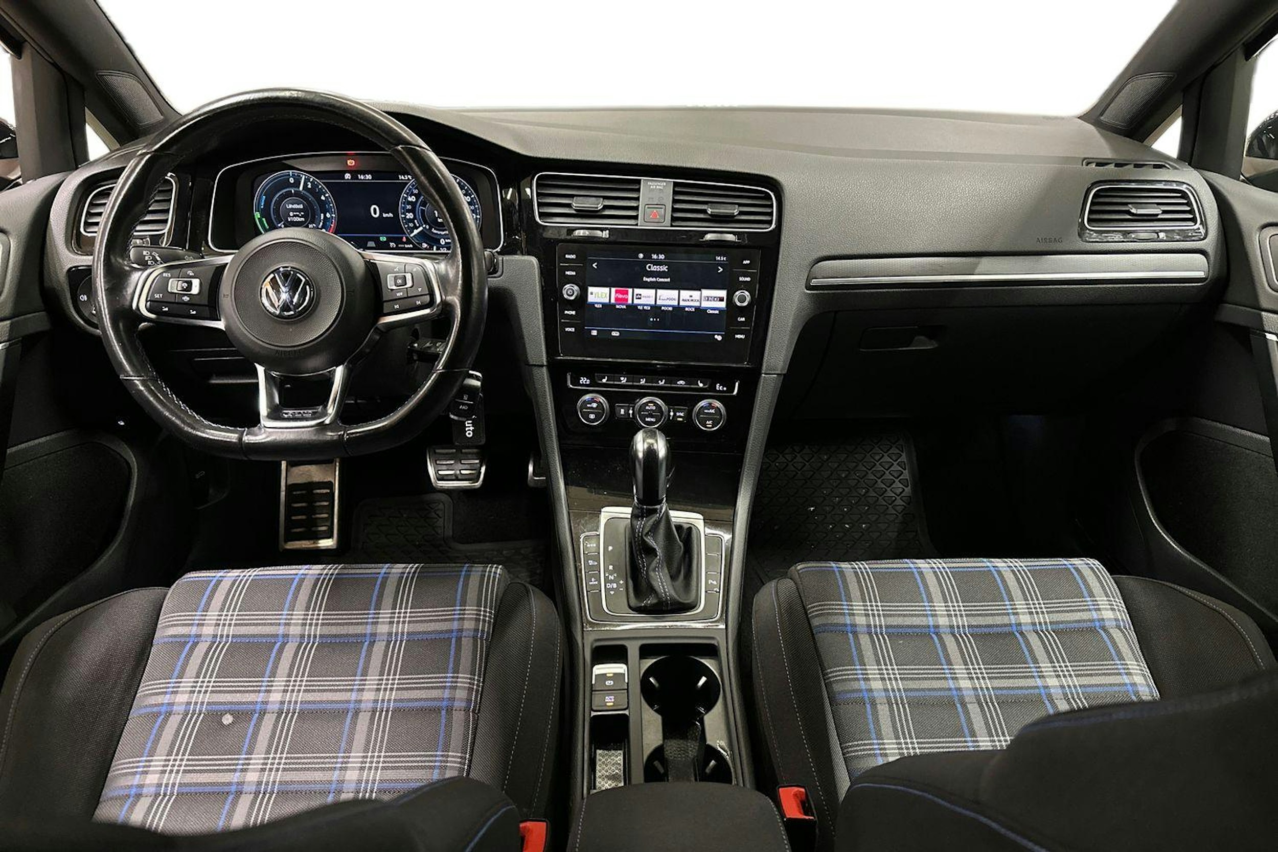 harmaa Volkswagen Golf 2020 kuva 9.