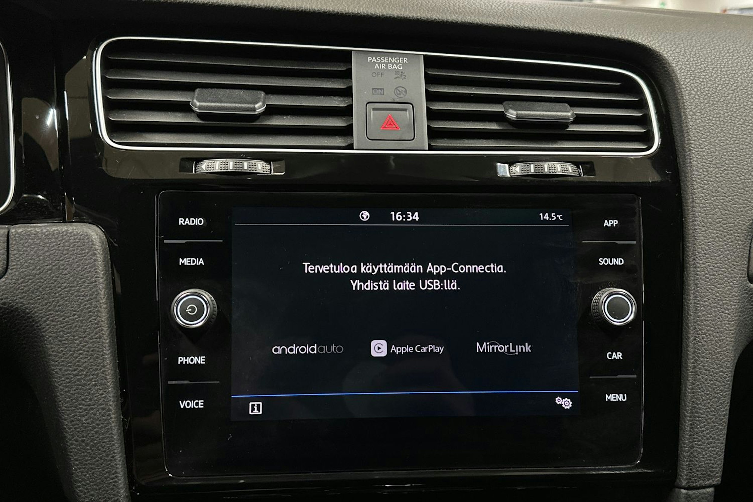 harmaa Volkswagen Golf 2020 kuva 16.