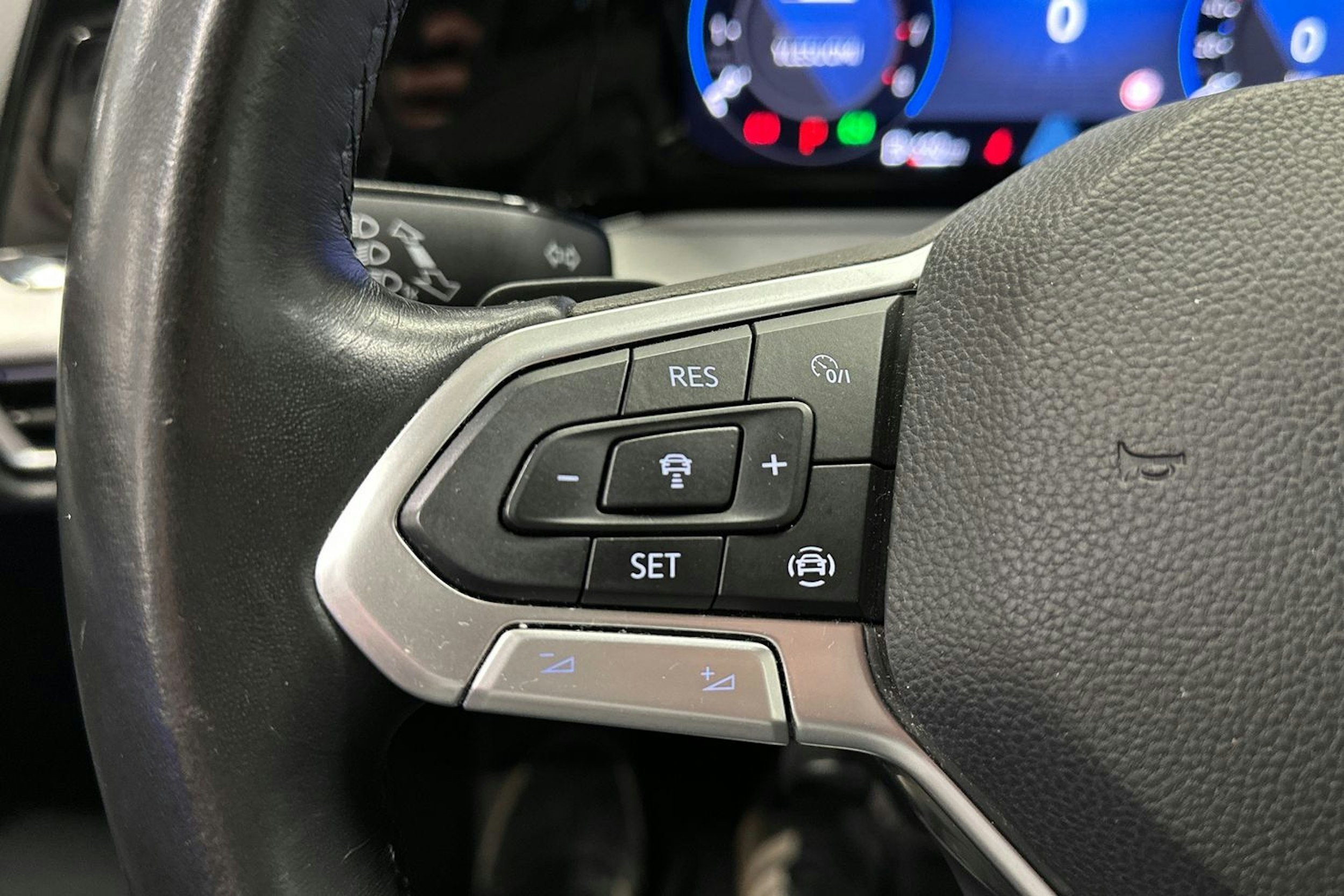harmaa Volkswagen Golf 2020 kuva 26.