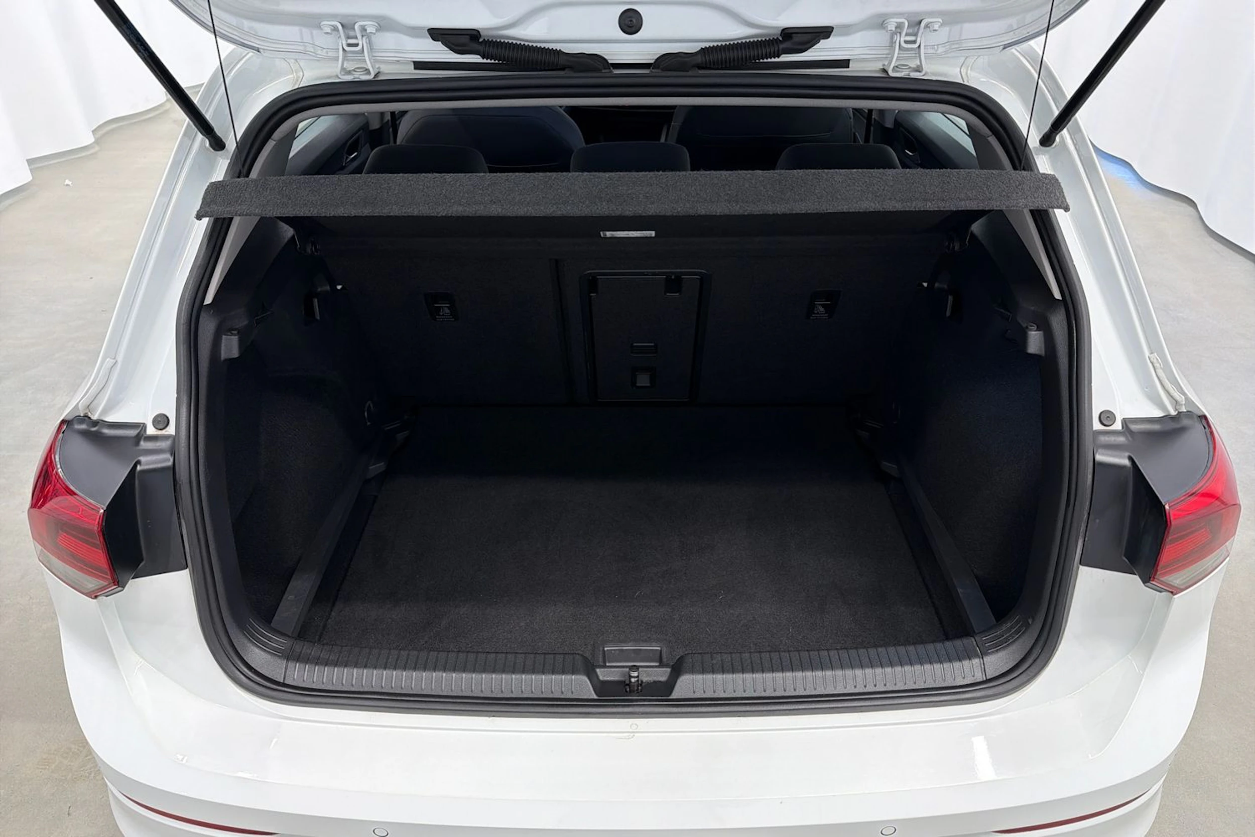 valkoinen Volkswagen Golf 2020 kuva 21.