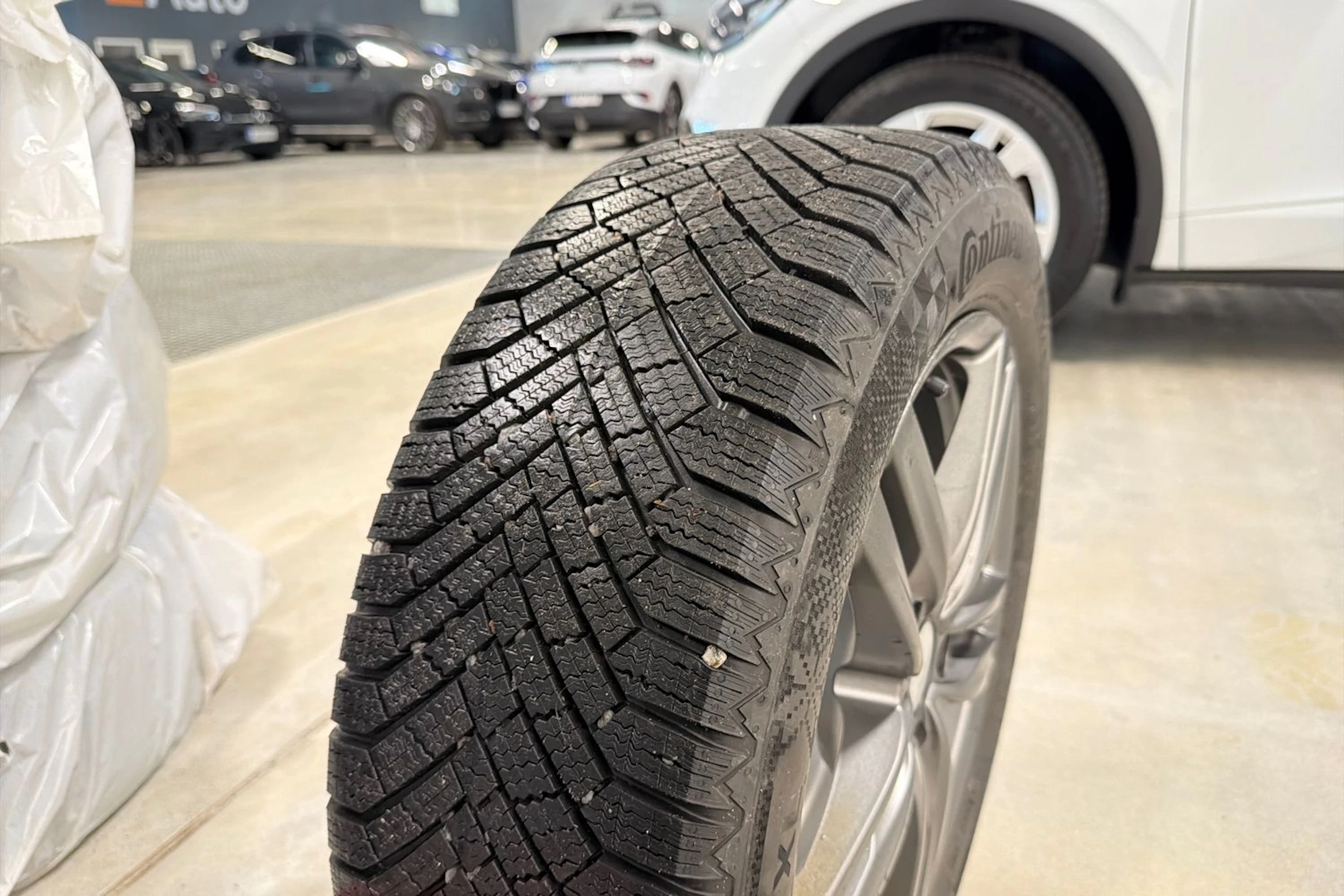 valkoinen Volkswagen Golf 2020 kuva 23.