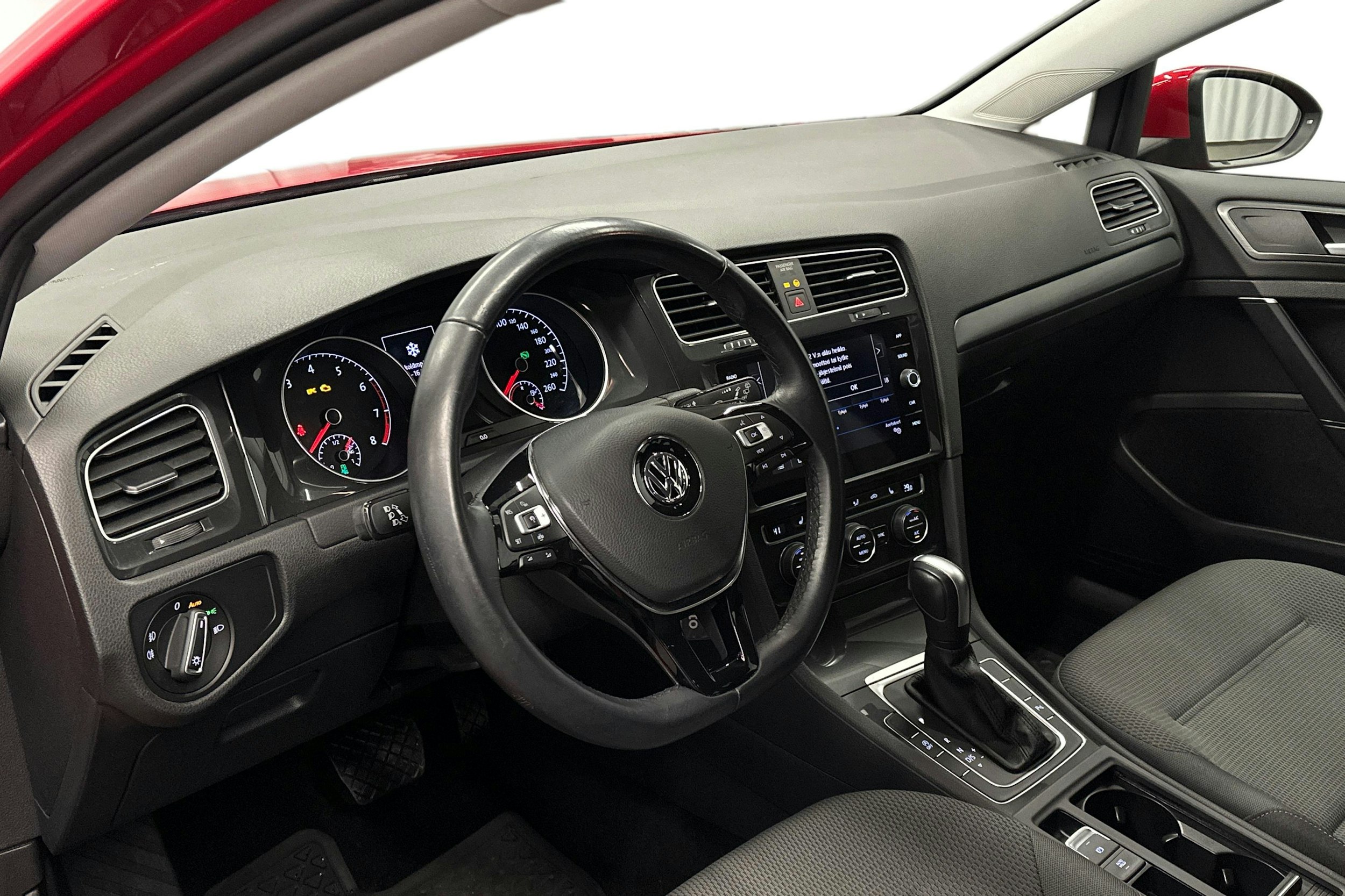 punainen Volkswagen Golf 2020 kuva 7.