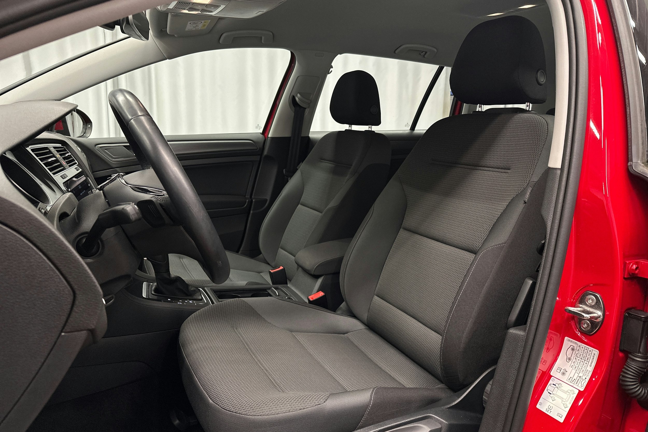 punainen Volkswagen Golf 2020 kuva 15.