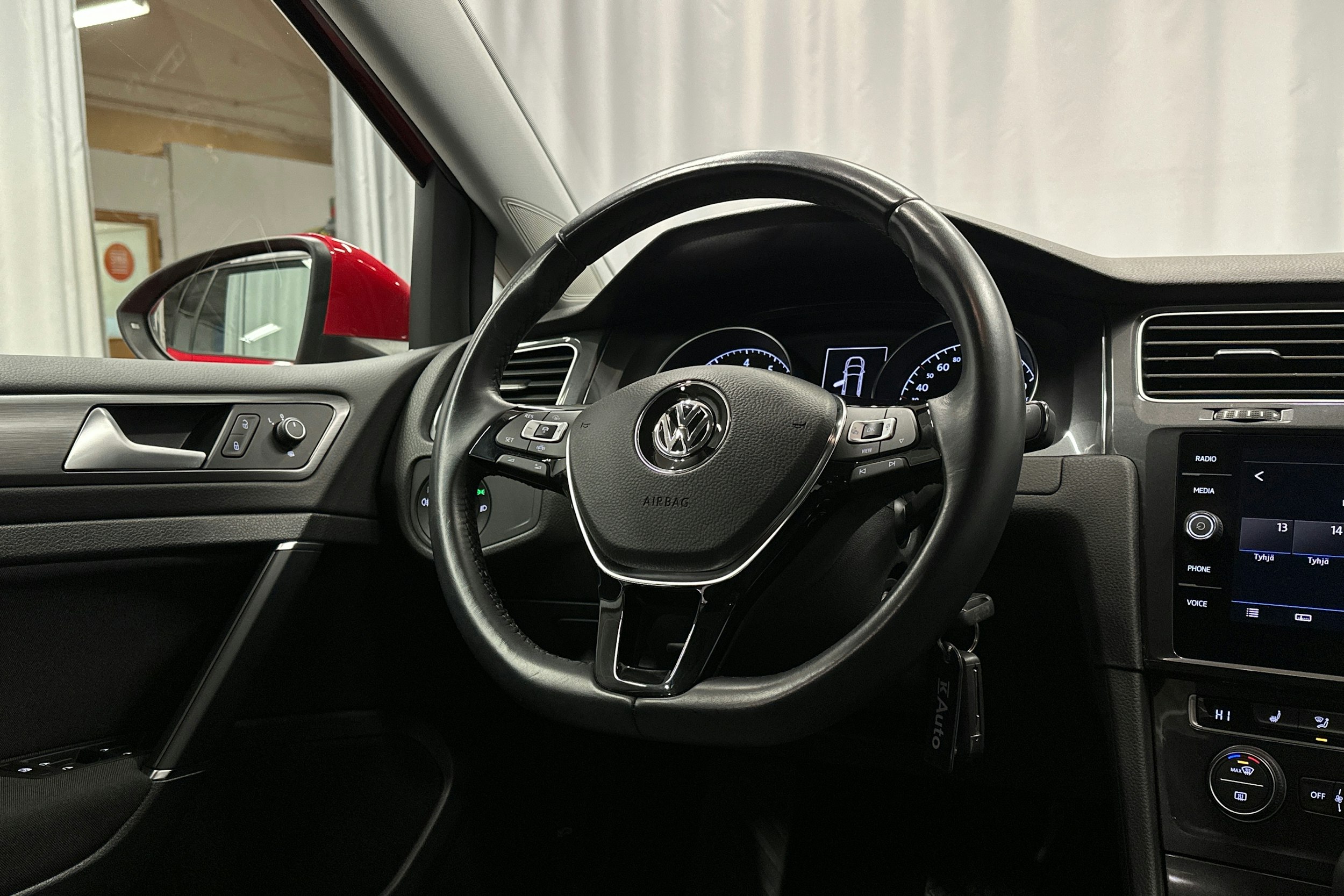 punainen Volkswagen Golf 2020 kuva 16.