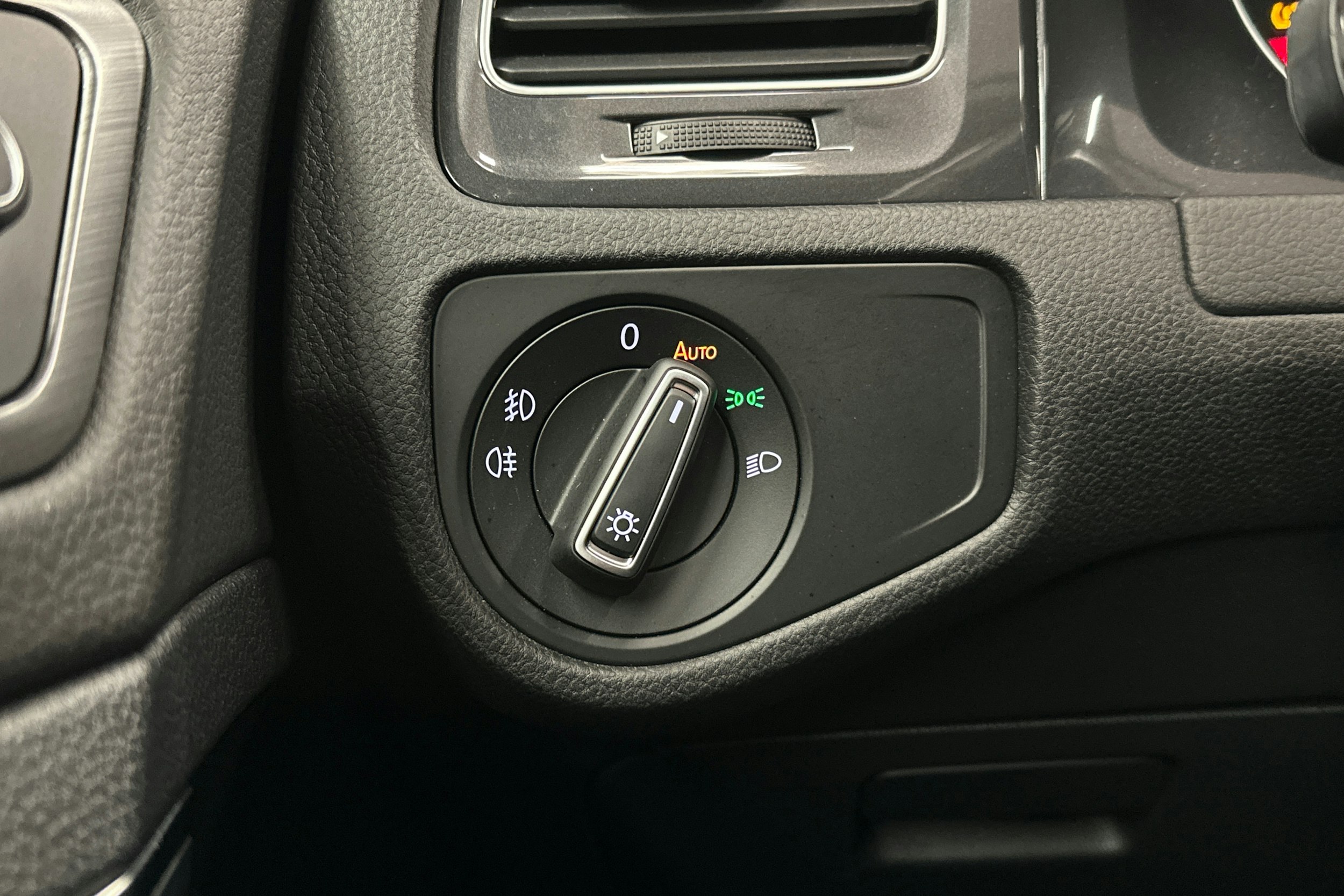 punainen Volkswagen Golf 2020 kuva 19.