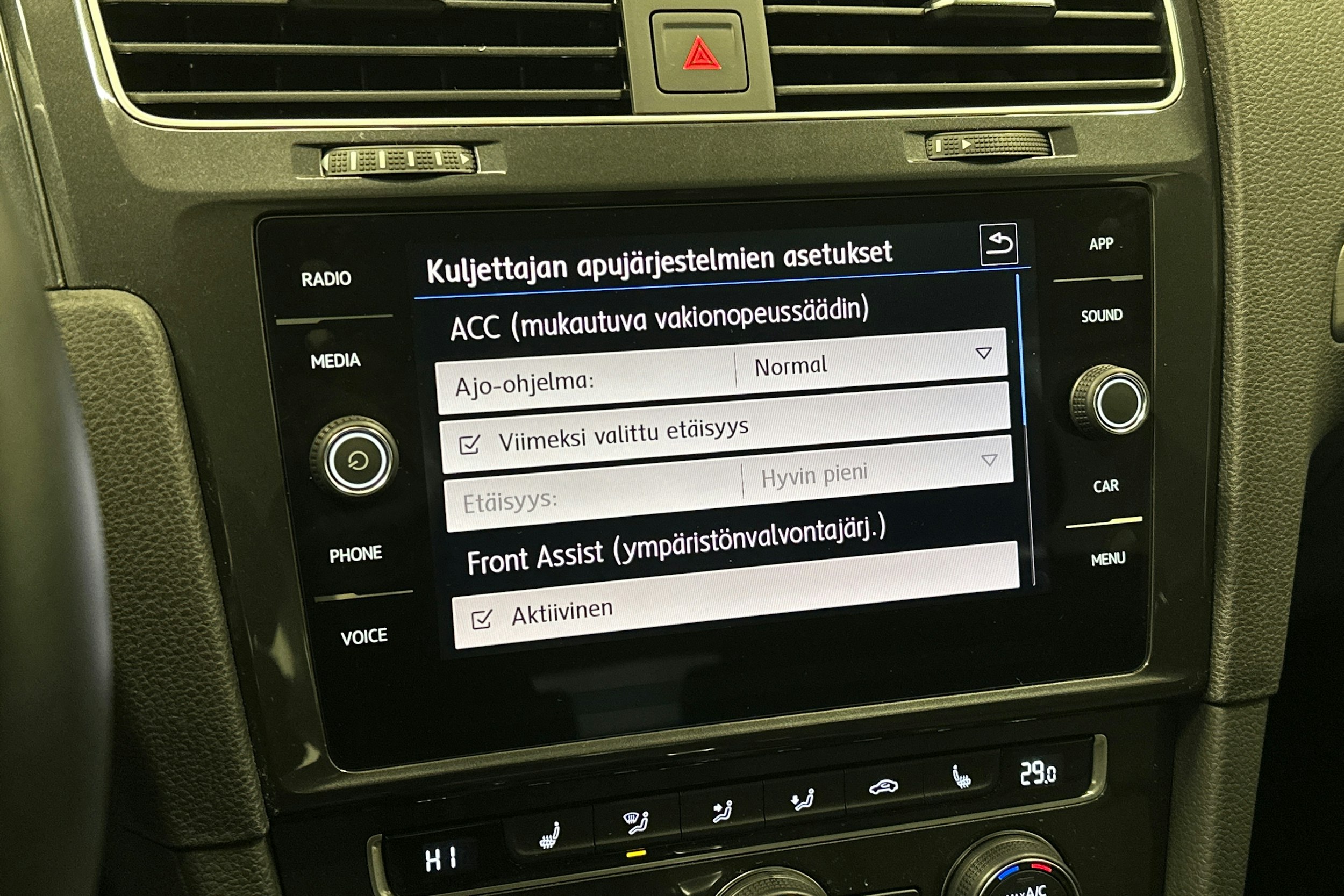 punainen Volkswagen Golf 2020 kuva 22.