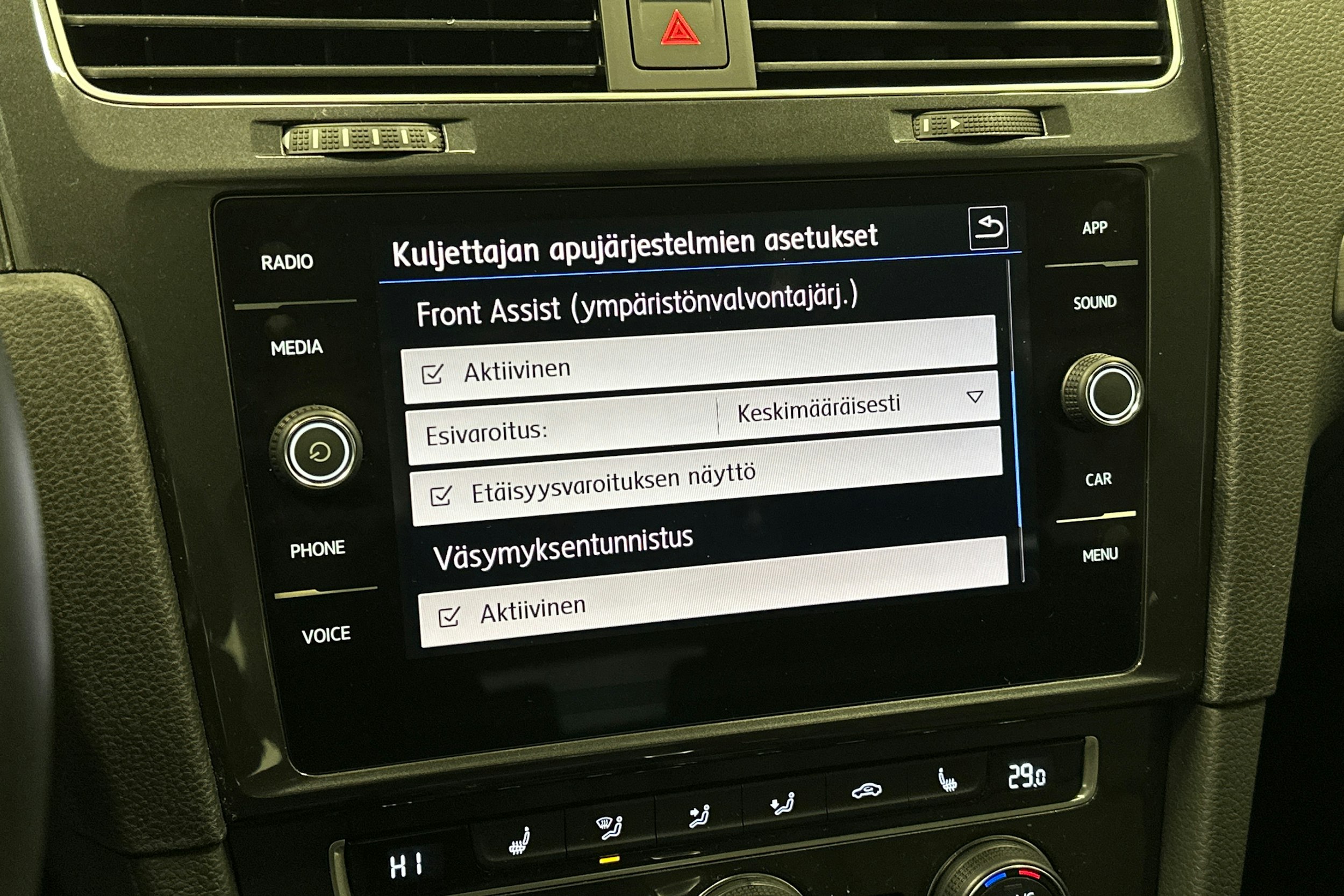 punainen Volkswagen Golf 2020 kuva 23.