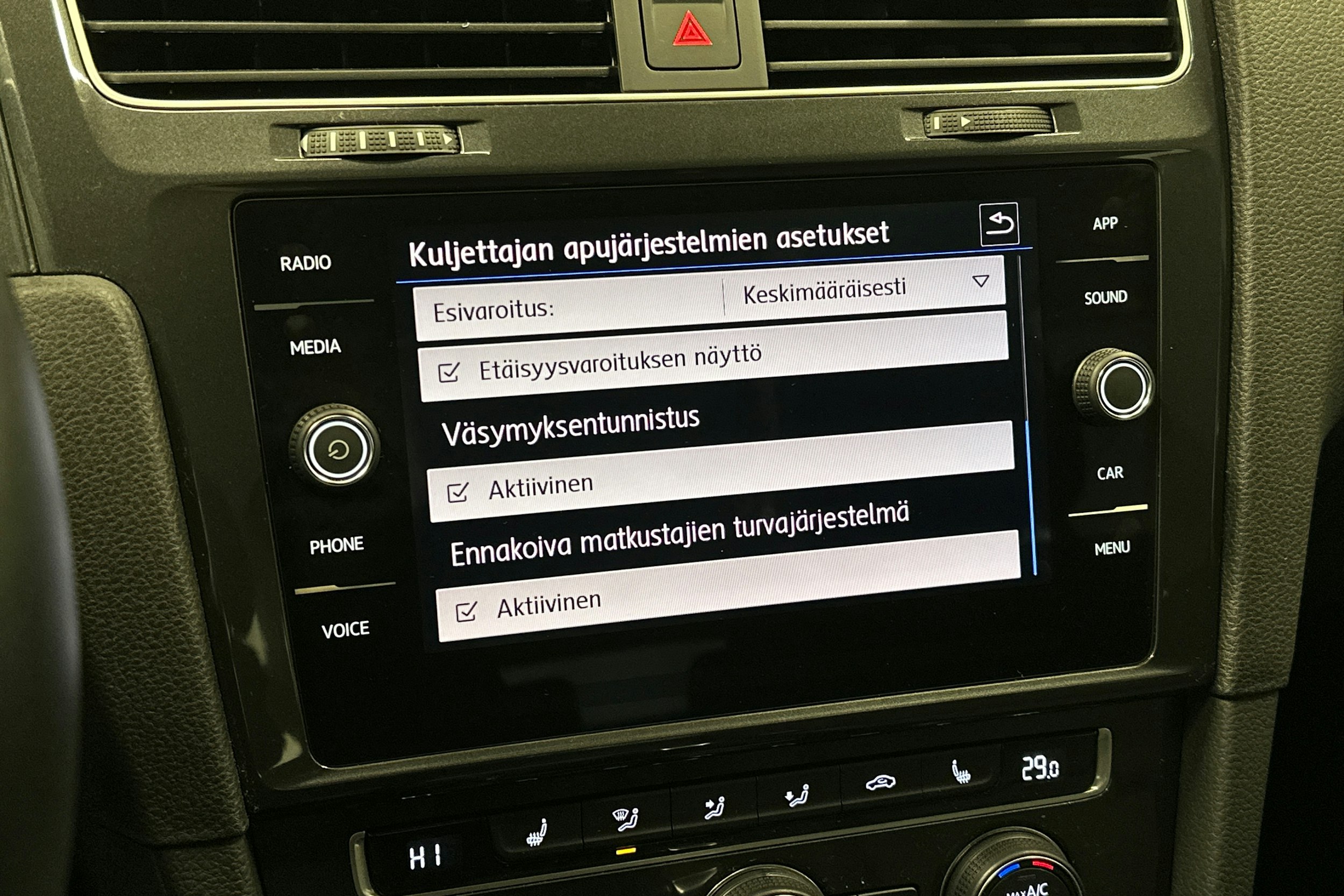 punainen Volkswagen Golf 2020 kuva 24.