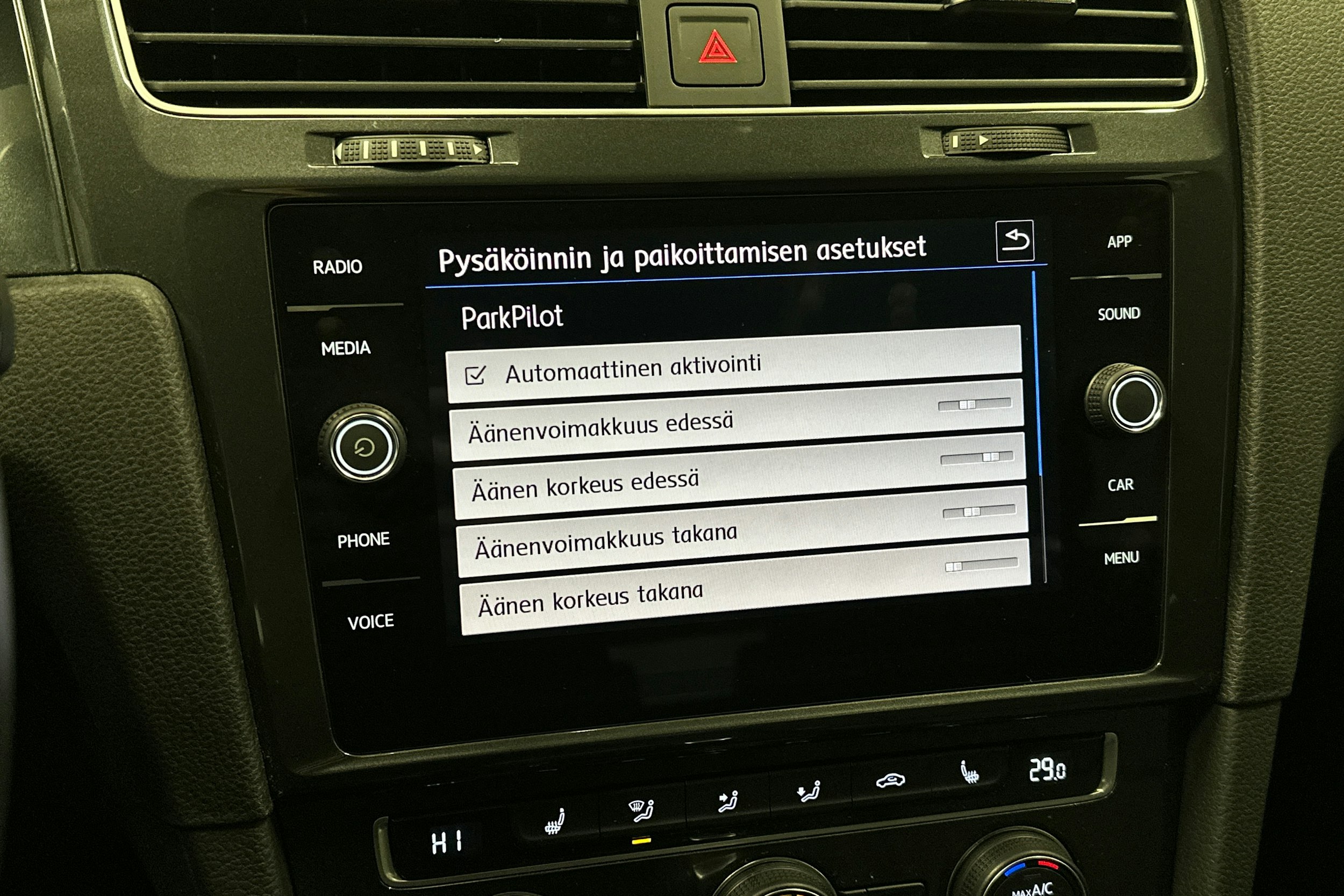 punainen Volkswagen Golf 2020 kuva 26.