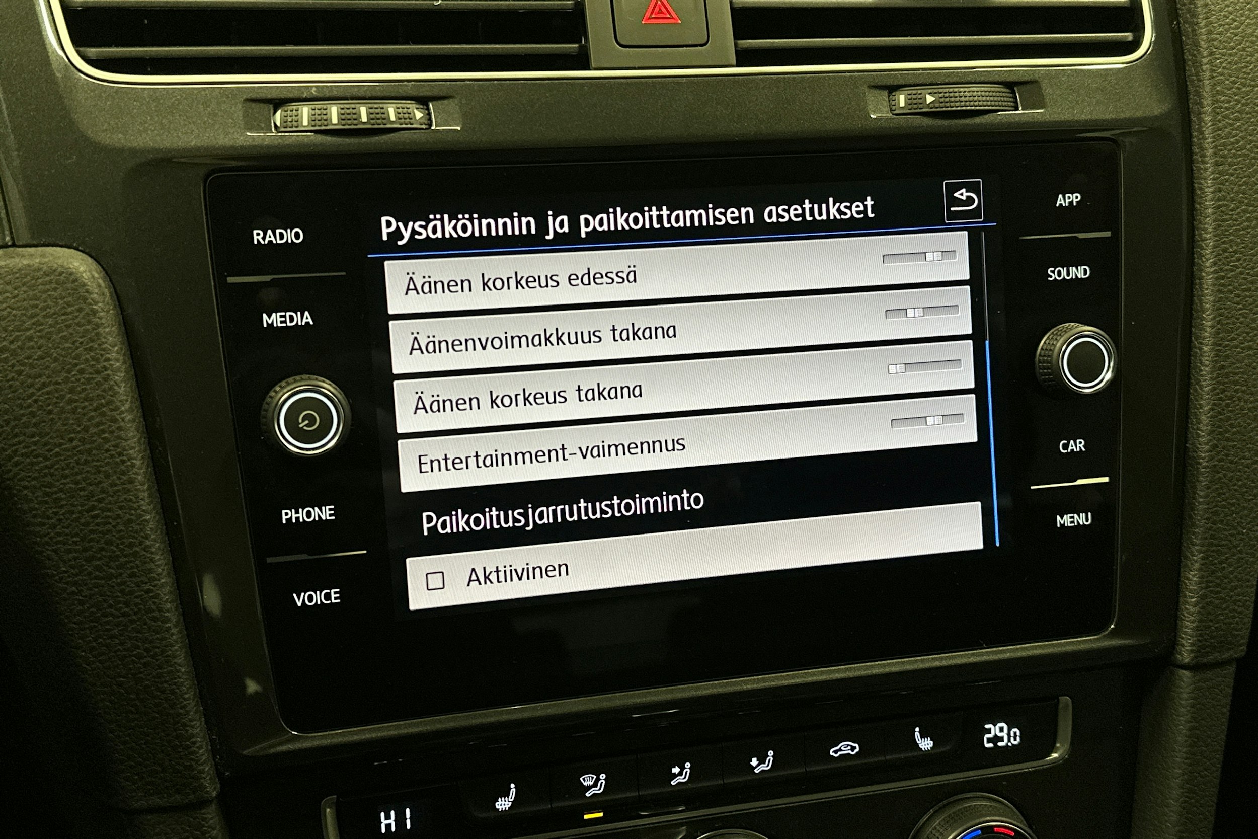 punainen Volkswagen Golf 2020 kuva 27.
