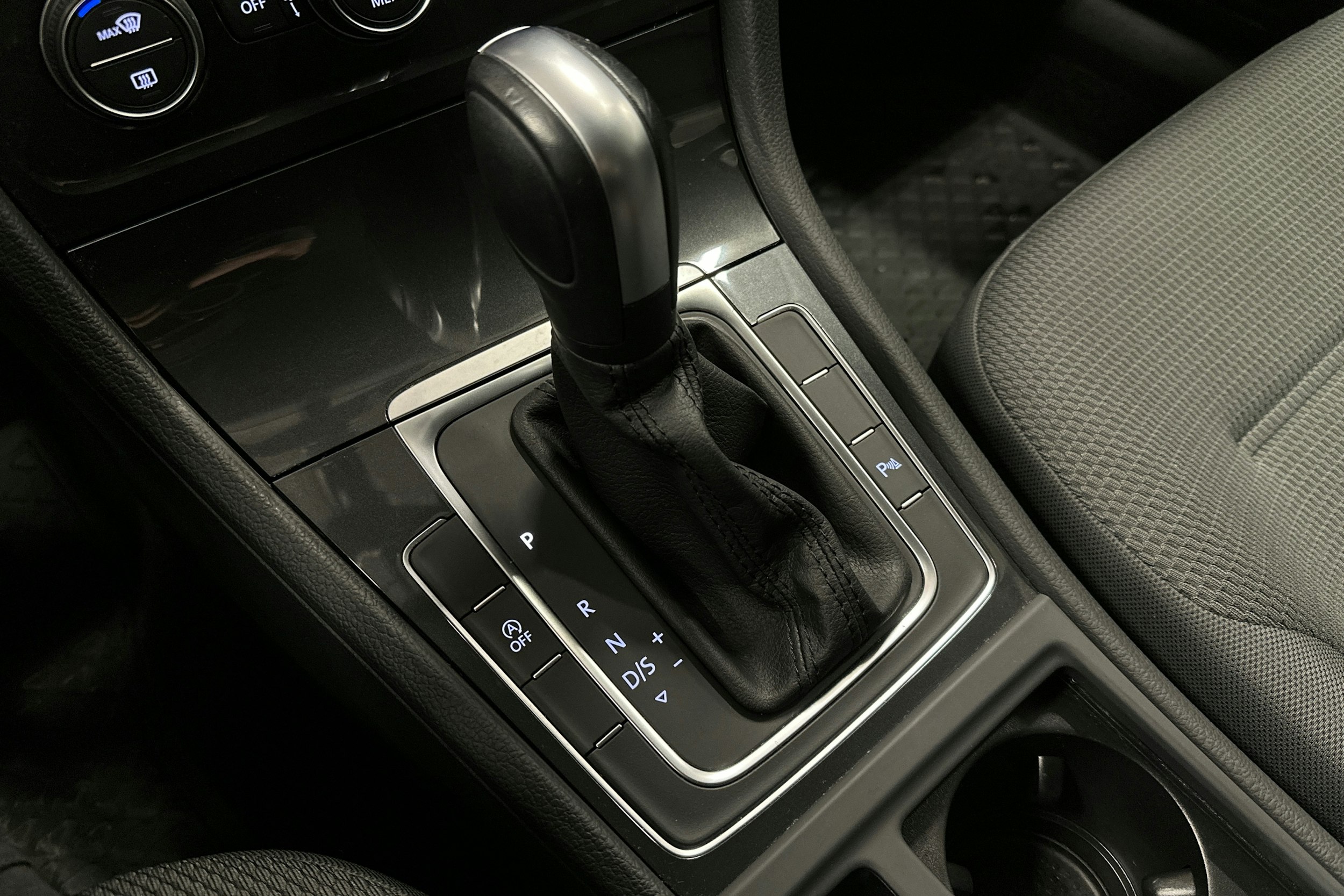 punainen Volkswagen Golf 2020 kuva 28.