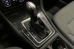 punainen Volkswagen Golf 2020 kuva 28.