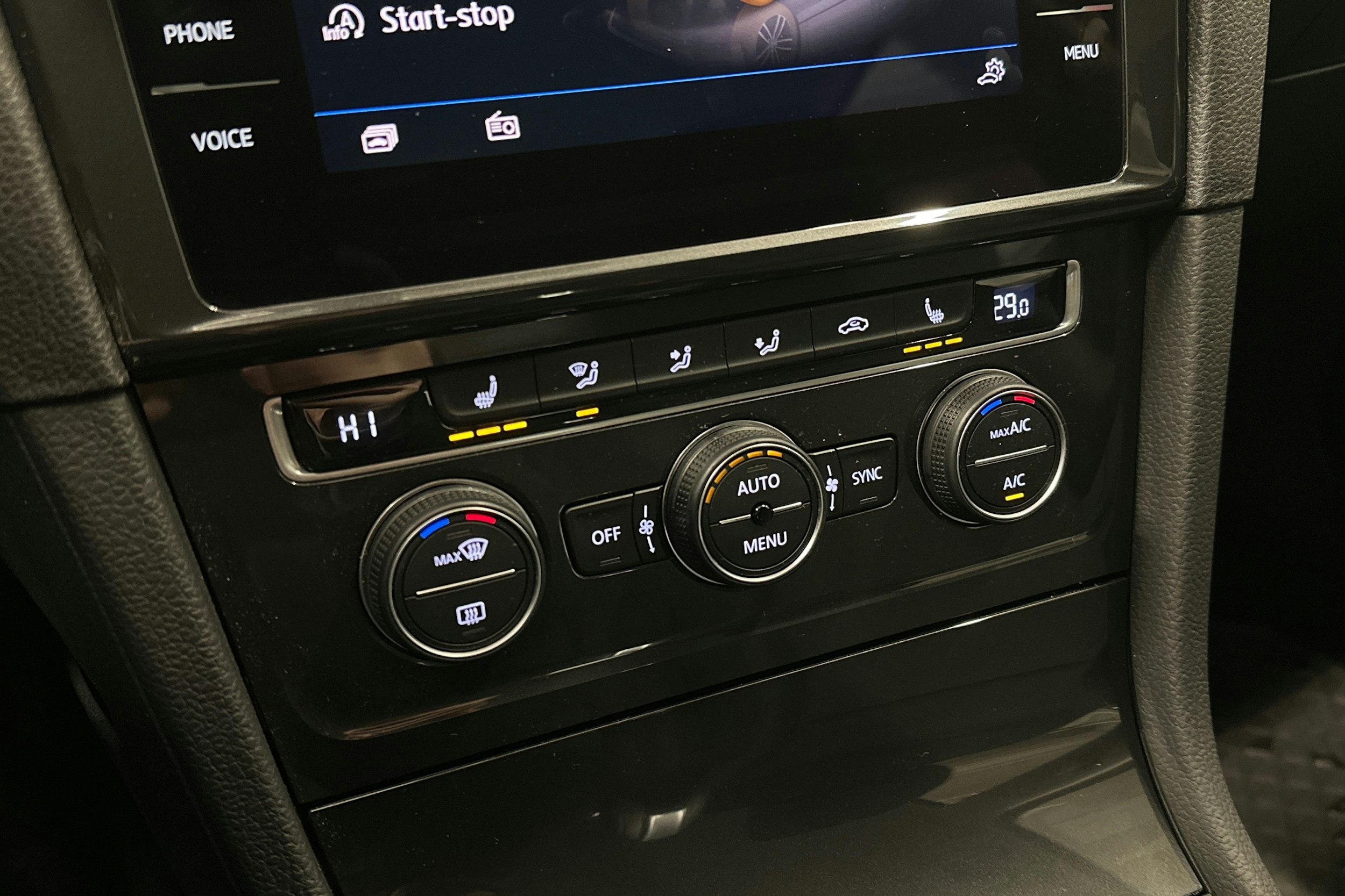 punainen Volkswagen Golf 2020 kuva 30.